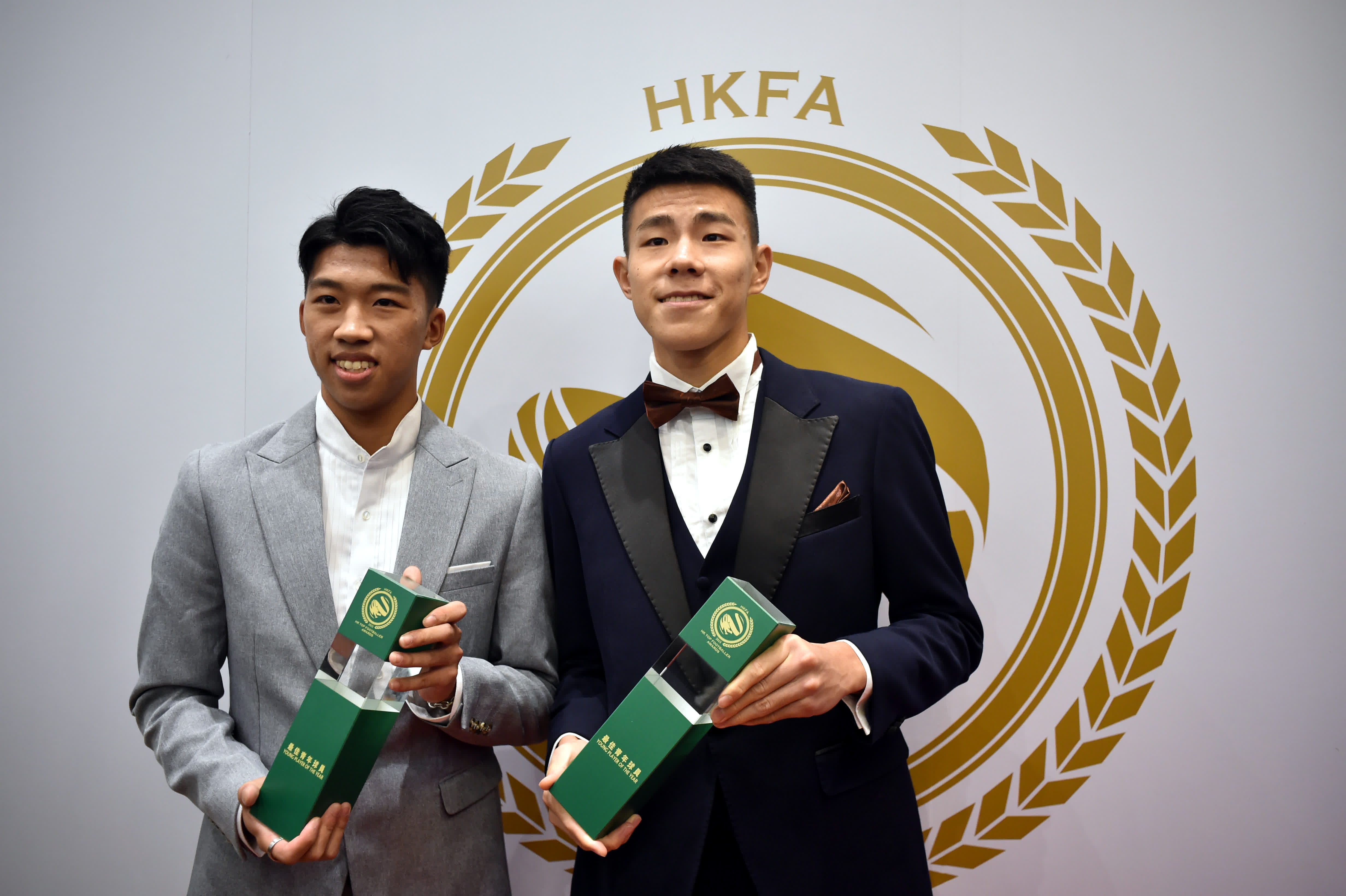 5月23日，獲得「最佳青年球員」的東方隊球員孫銘謙（右）和黃皓雋在拍照儀式上。（新華社）