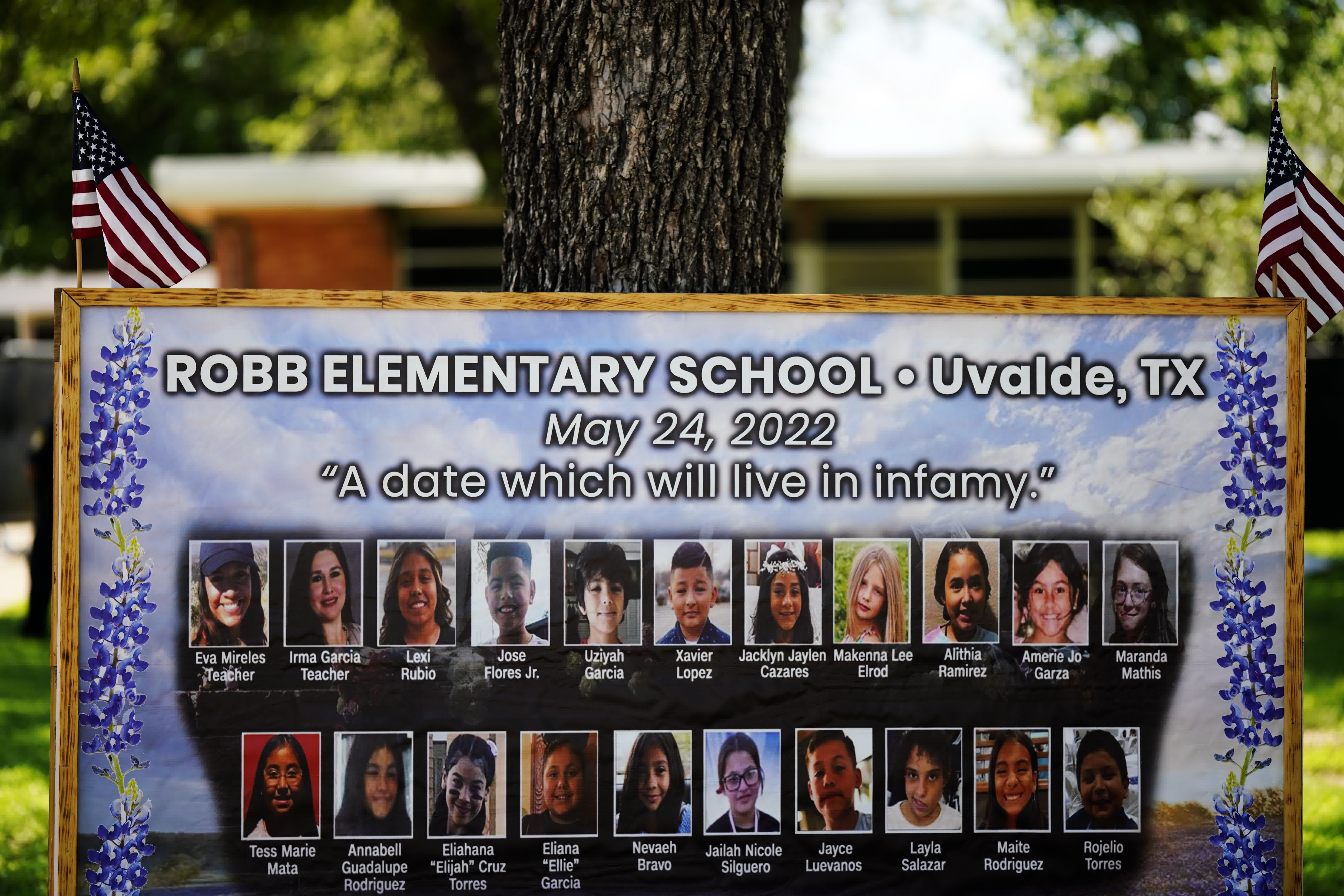 原羅布小學擺放着校園槍擊遇害者的照片。（新華社）