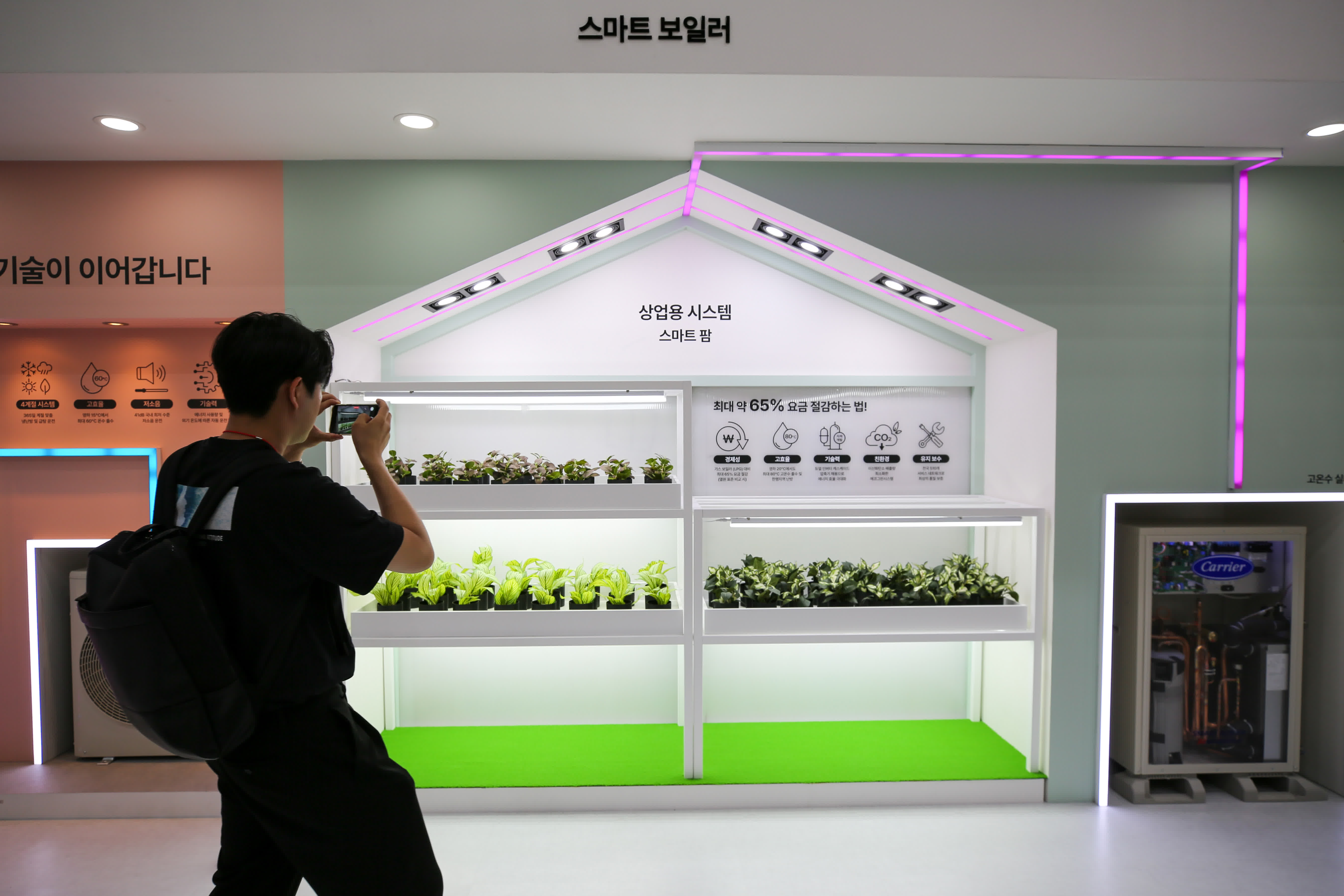 5月25日，在韓國釜山，參觀者在氣候產業國際博覽會參觀時拍攝智能農場概念展區。（新華社）