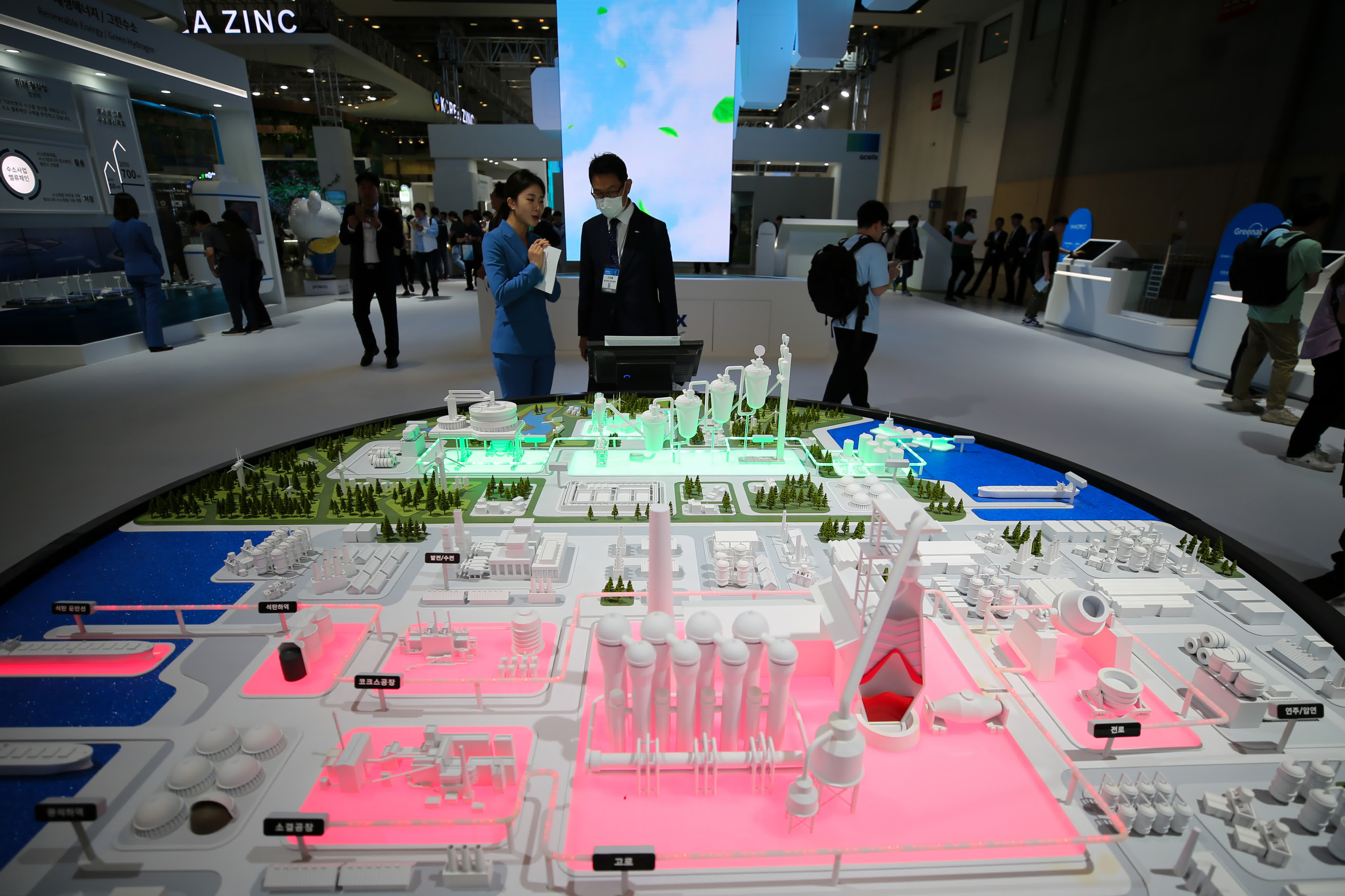 5月25日，人們在韓國釜山舉辦的氣候產業國際博覽會上參觀。（新華社）