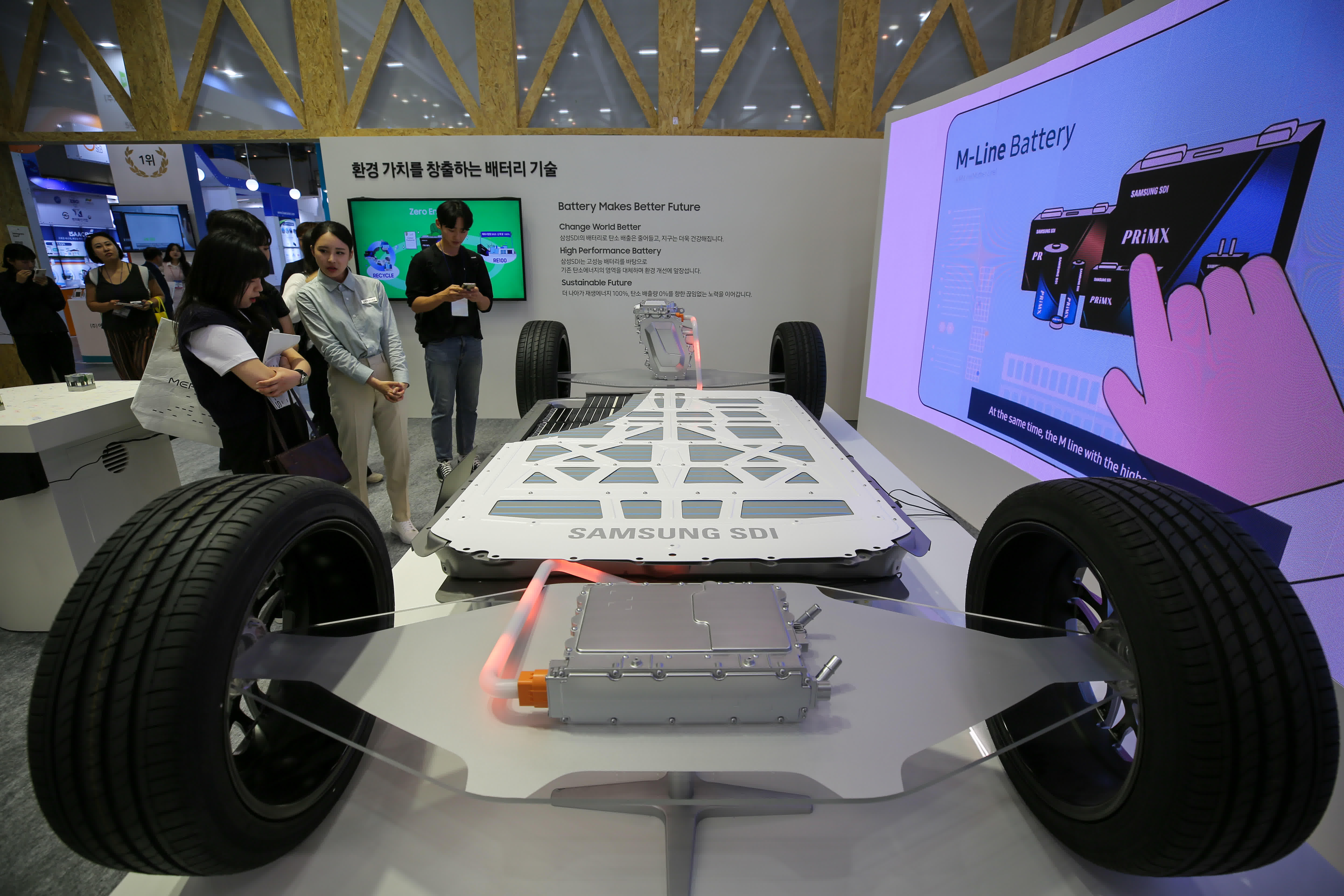 5月25日，在韓國釜山，人們在氣候產業國際博覽會了解汽車電池解決方案。（新華社）