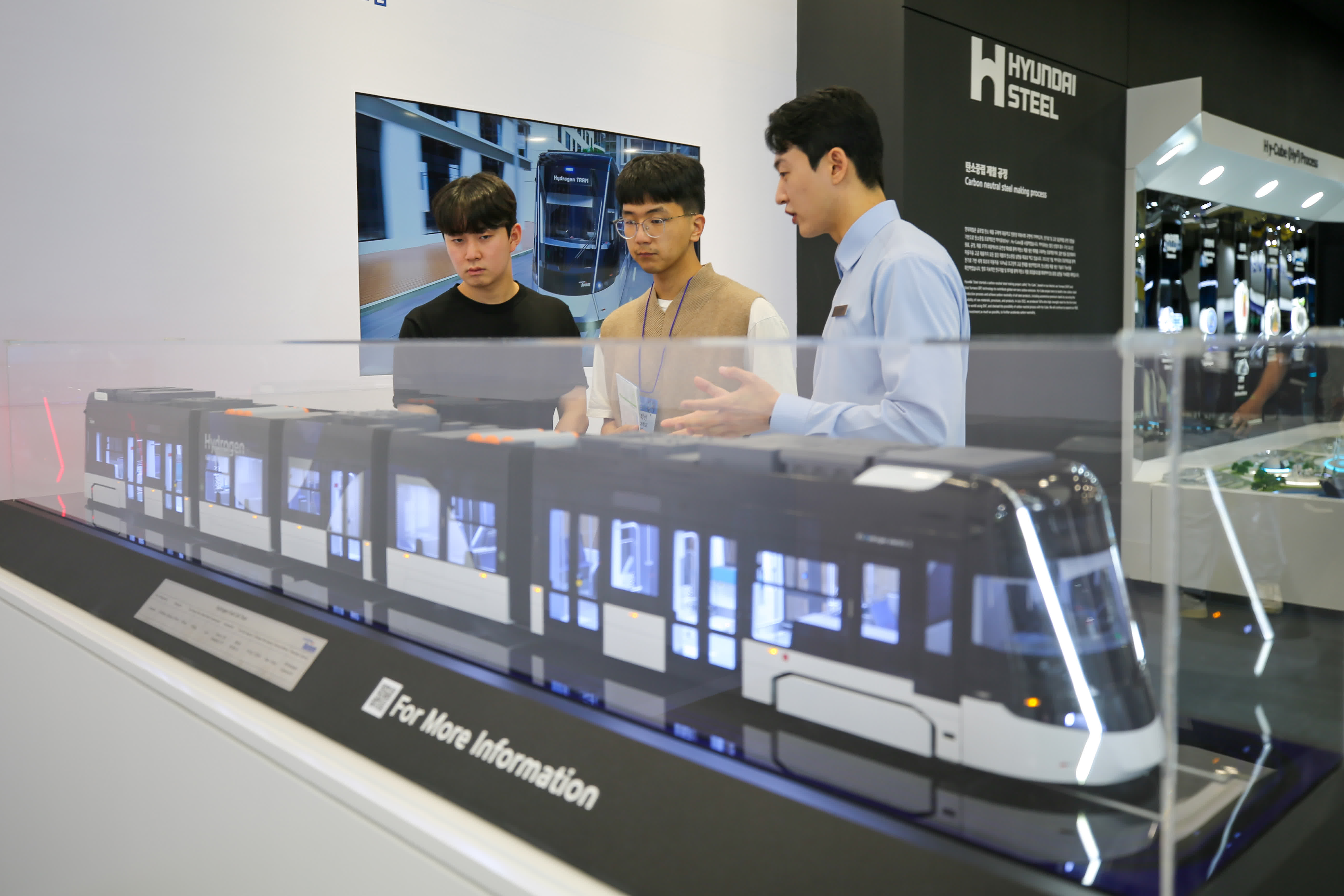 5月25日，在韓國釜山，參觀者在氣候產業國際博覽會參觀軌道電車模型。（新華社）