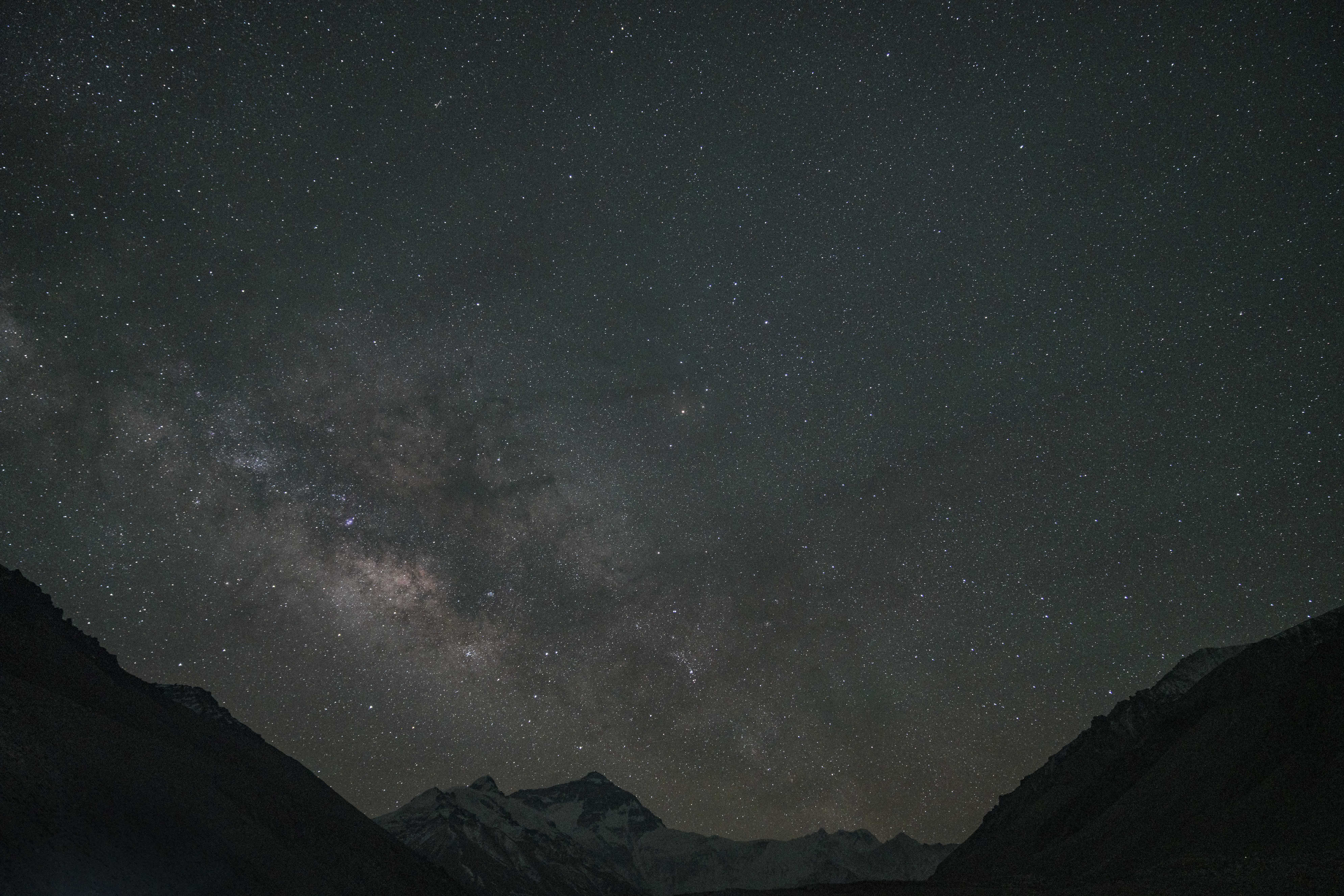 這是5月12日凌晨拍攝的珠穆朗瑪峰上空的銀河。（新華社）