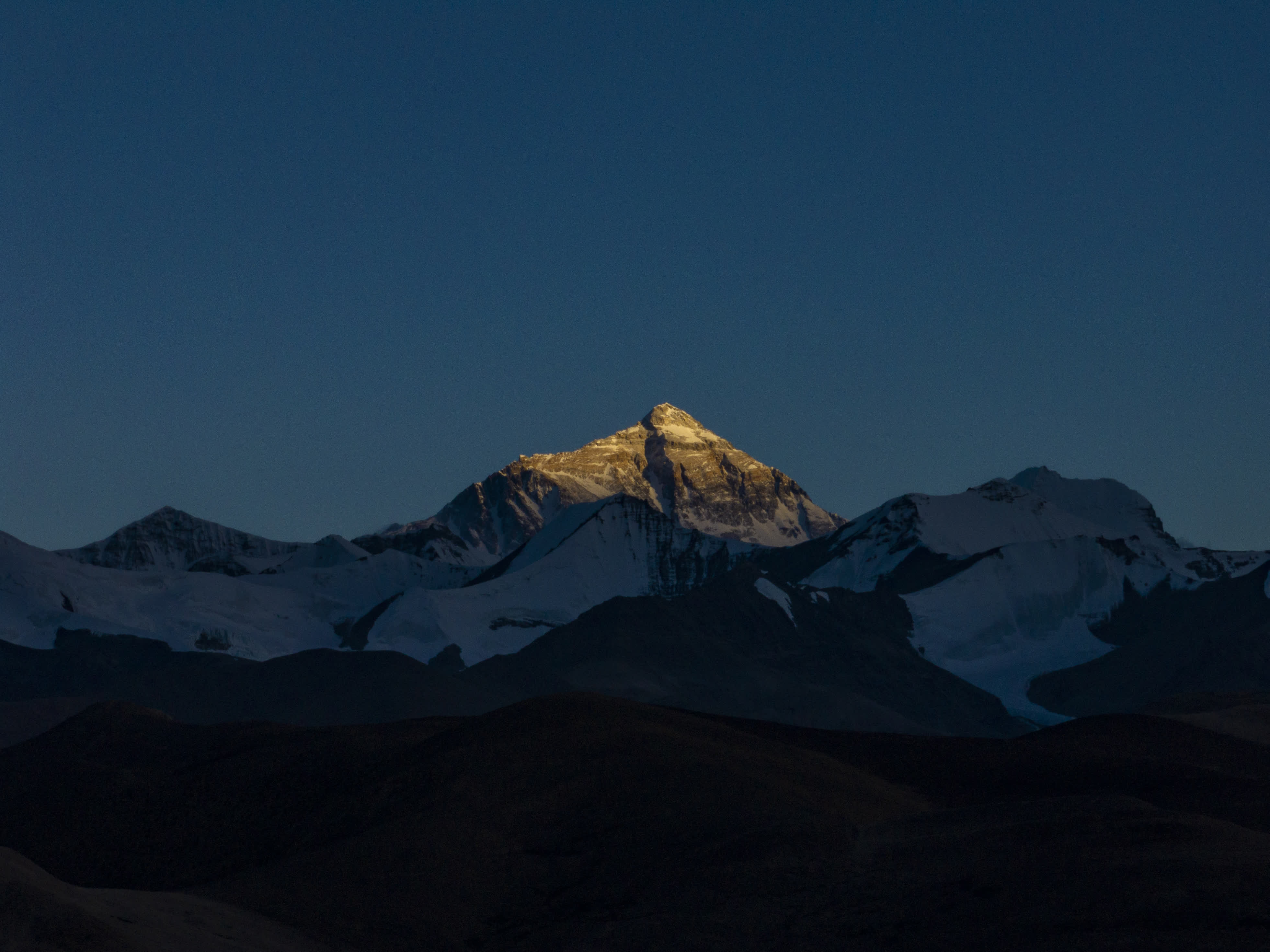這是5月19日日落時分拍攝的珠穆朗瑪峰（無人機照片）。（新華社）