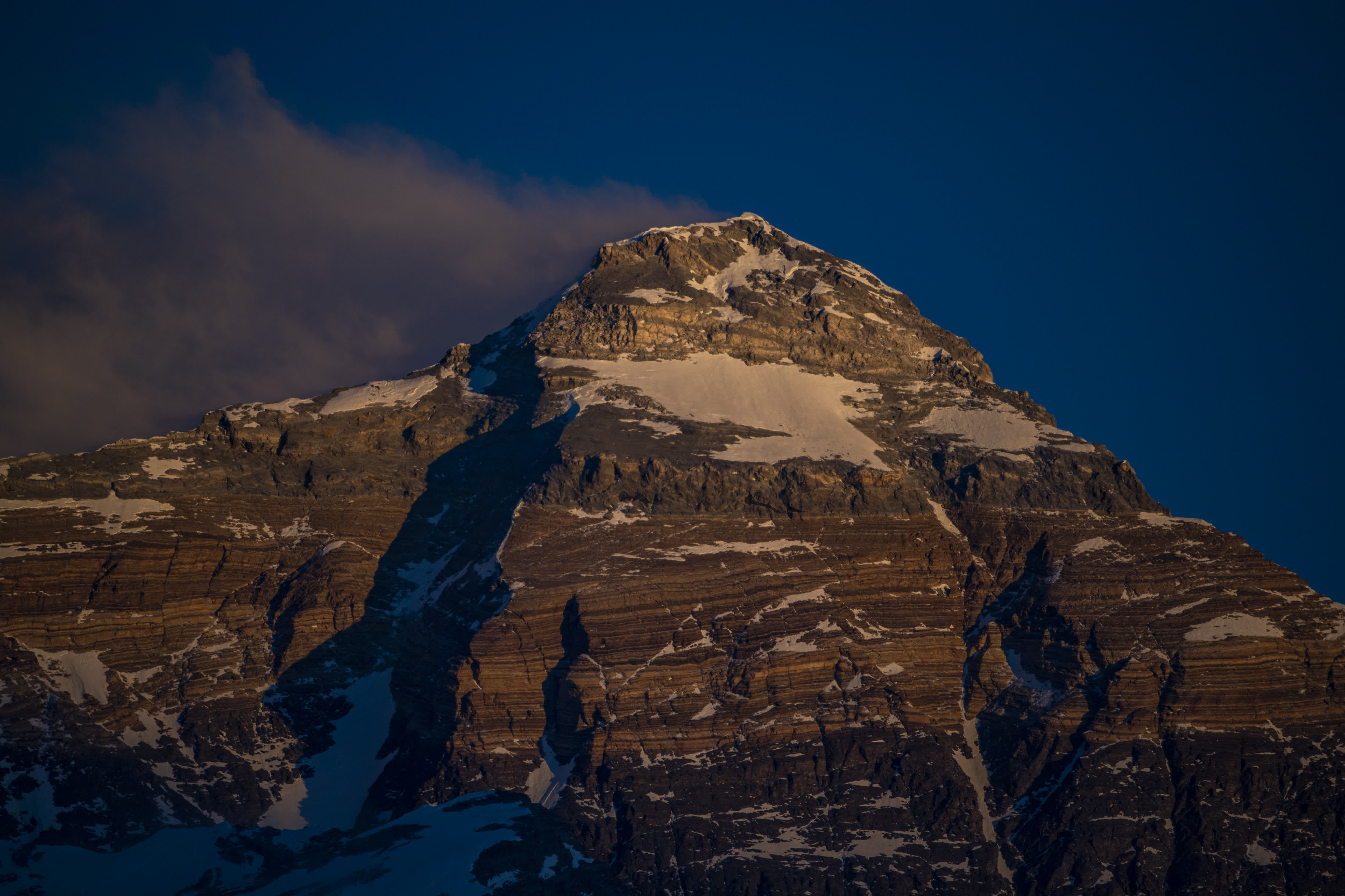 這是5月9日日落時分拍攝的珠穆朗瑪峰。（新華社）