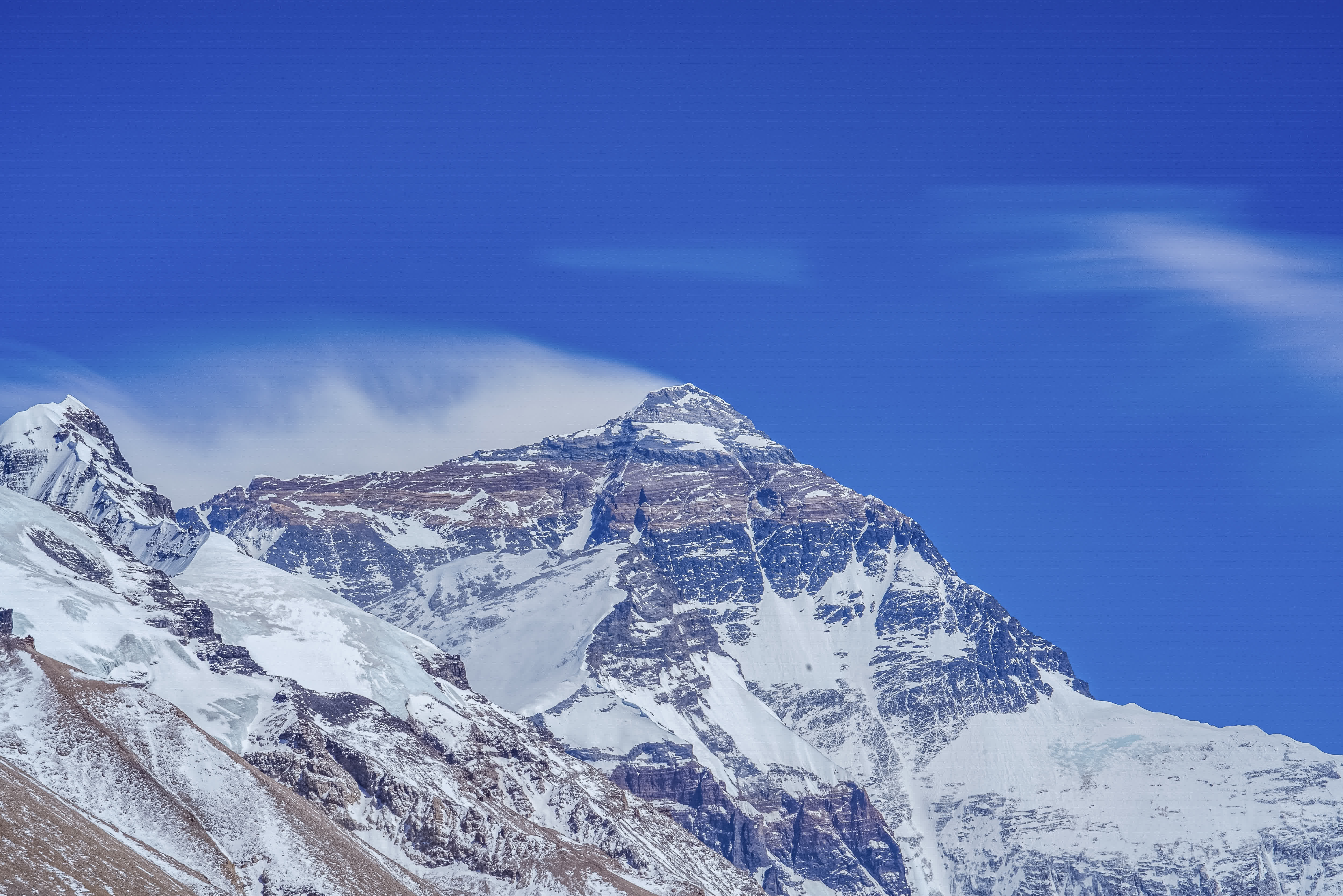 這是5月9日下午拍攝的珠穆朗瑪峰。（新華社）