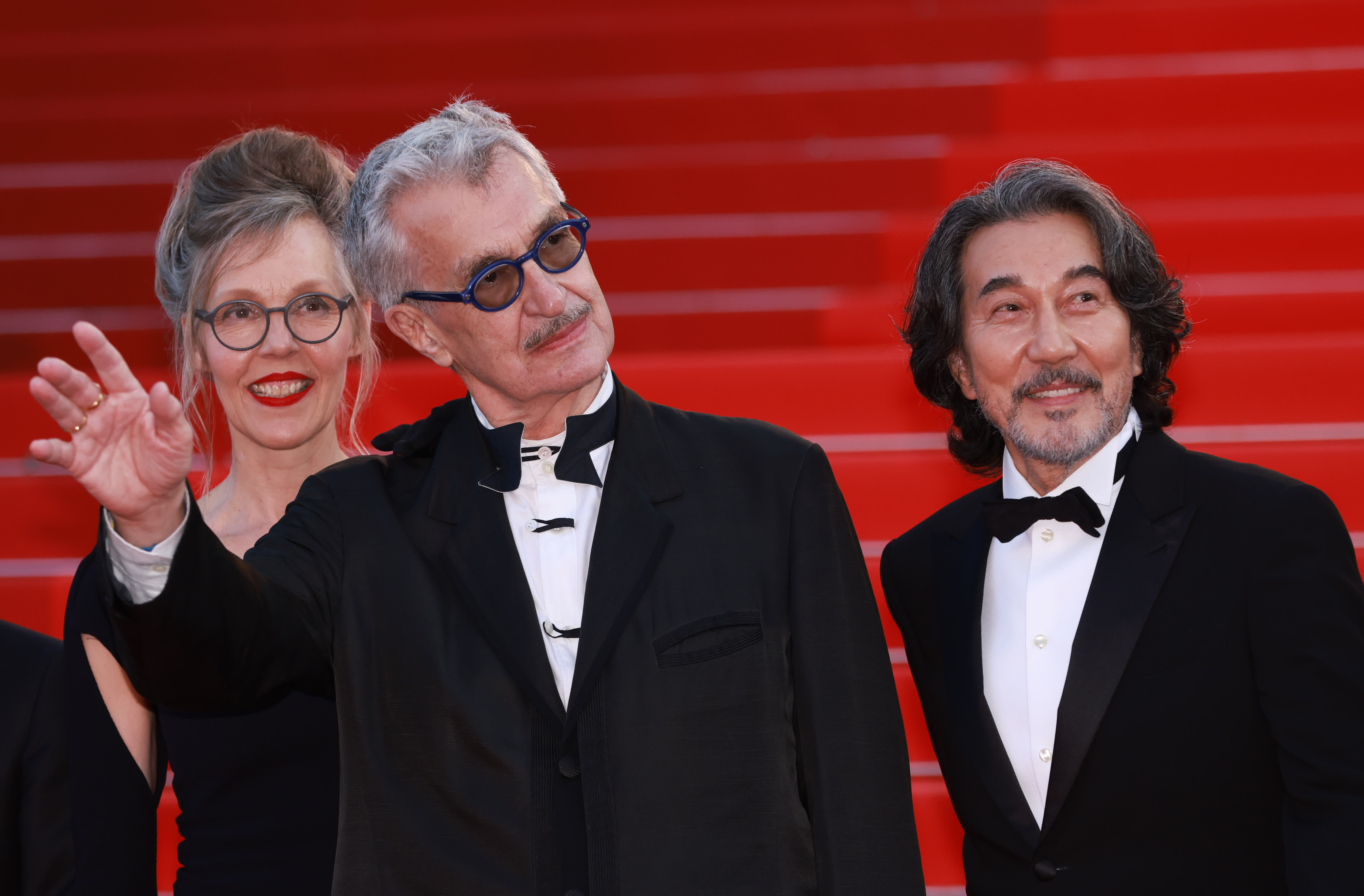 影片《完美的日子》的導演維姆·文德斯（中）和主演、日本演員役所廣司（右）踏上閉幕式紅毯。（新華社）