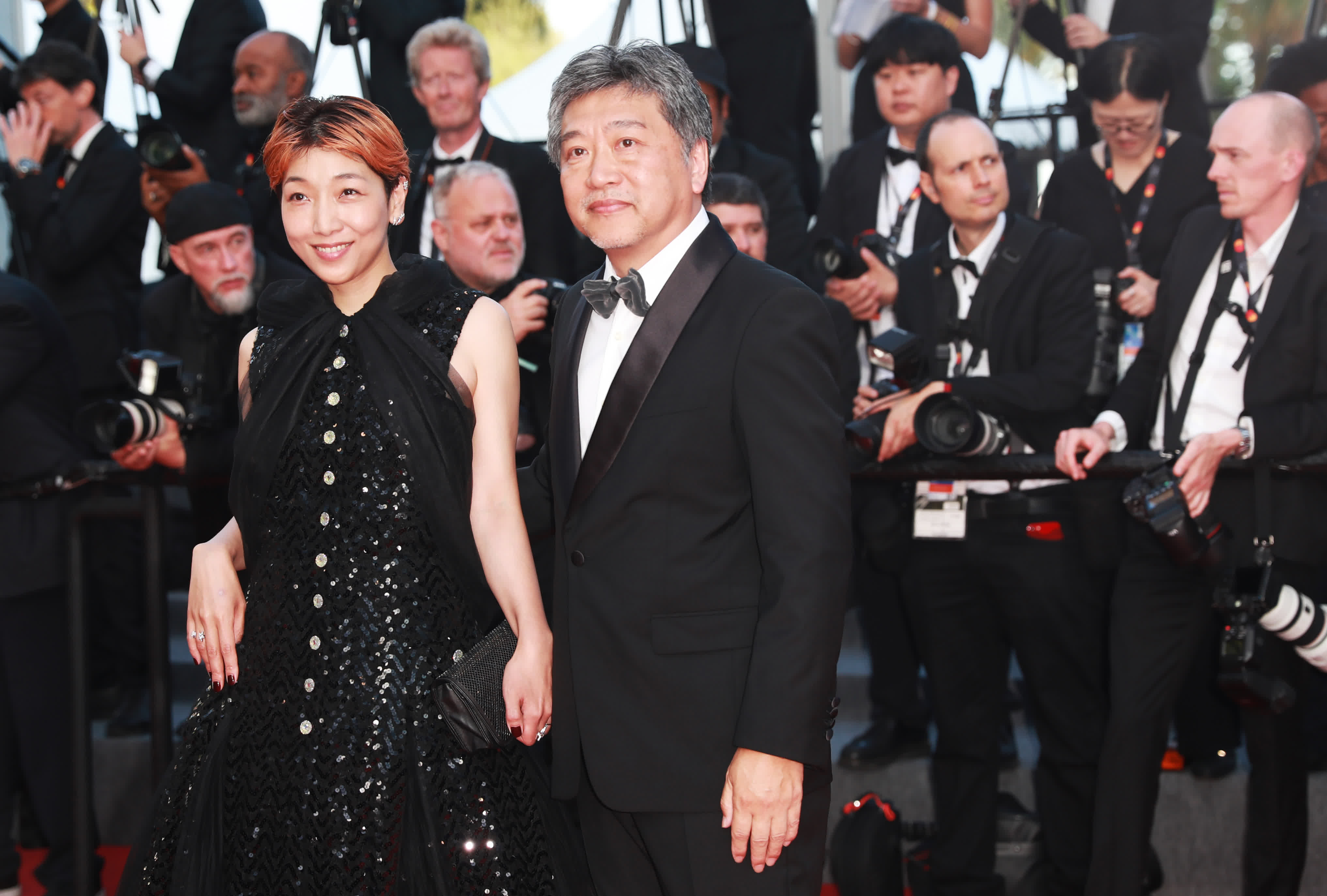日本影片《怪物》的導演是枝裕和（右）和演員安藤櫻在法國戛納國際電影節踏上閉幕式紅毯。（新華社）
