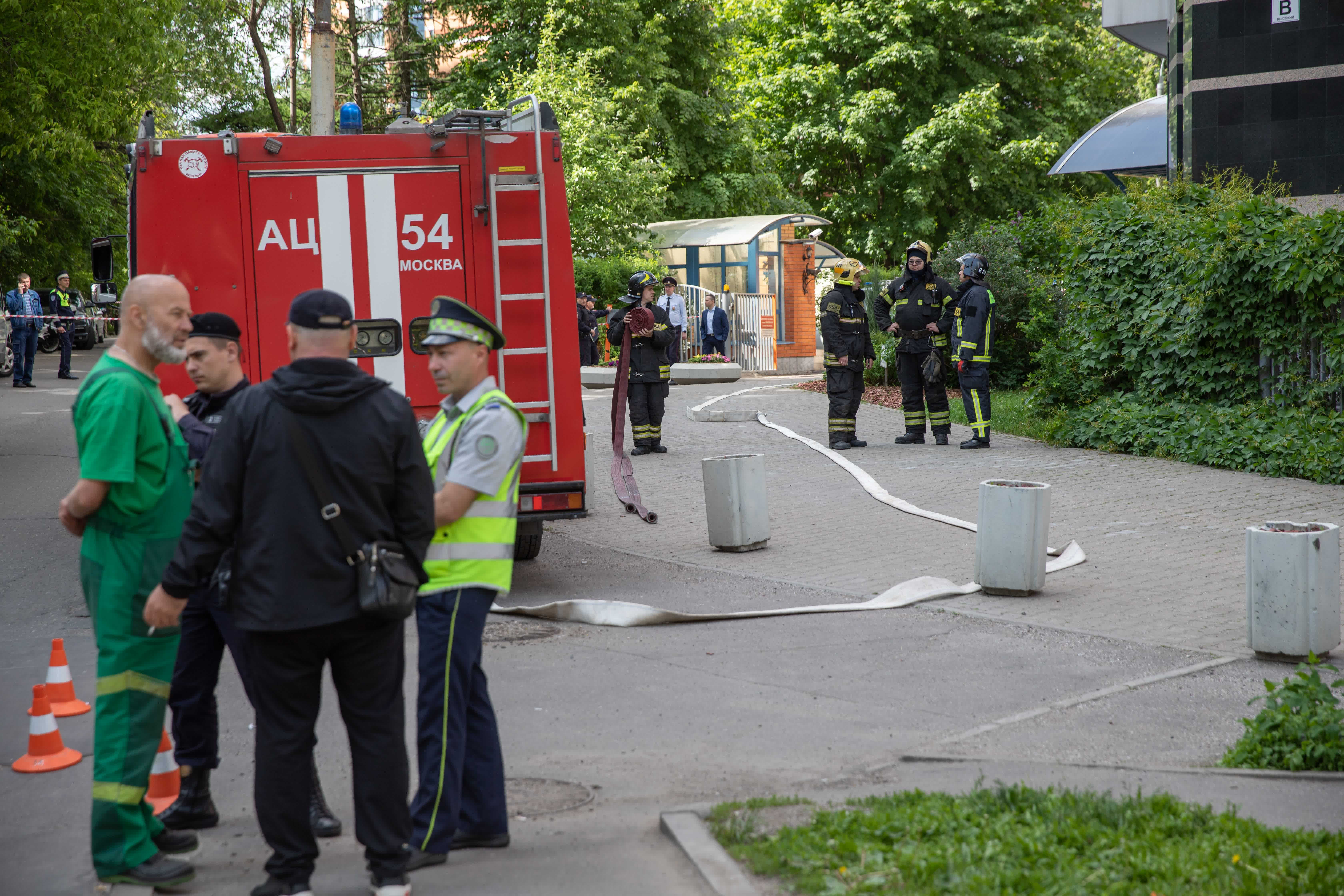 5月30日，消防員聚集在俄羅斯首都莫斯科的樓房遭襲現場。（新華社）