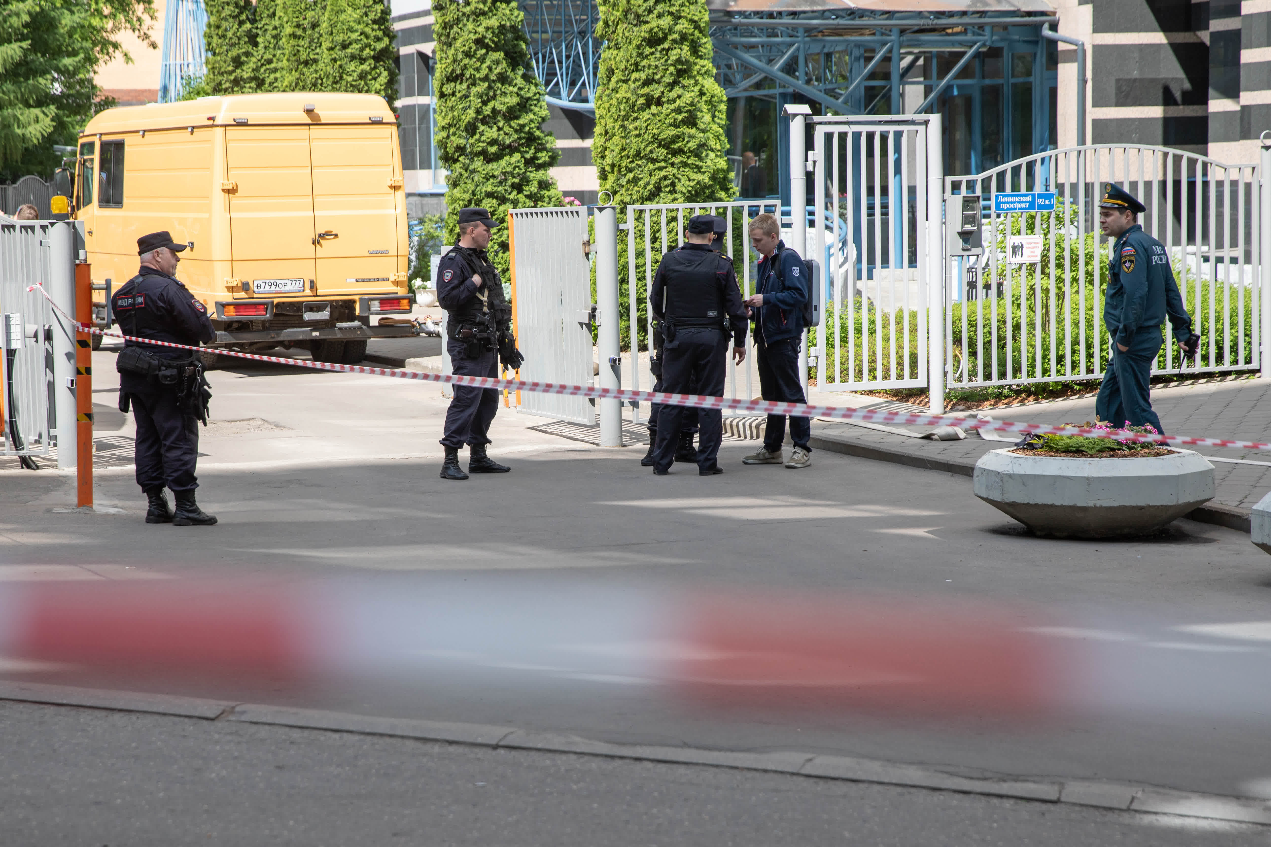5月30日，警察在俄羅斯首都莫斯科的樓房遭襲現場警戒。（新華社）