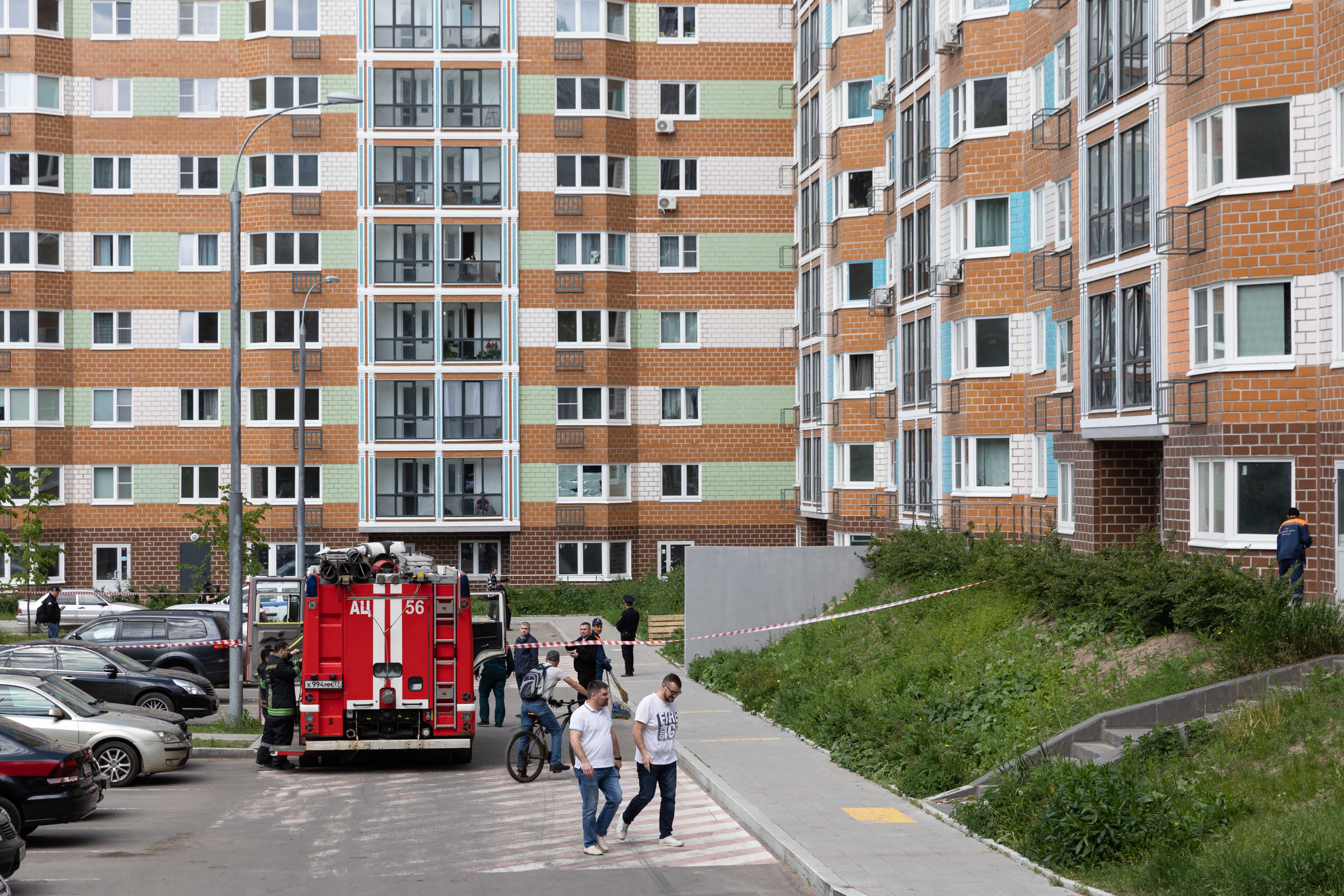 5月30日，消防員在俄羅斯首都莫斯科的樓房遭襲現場工作。（新華社）
