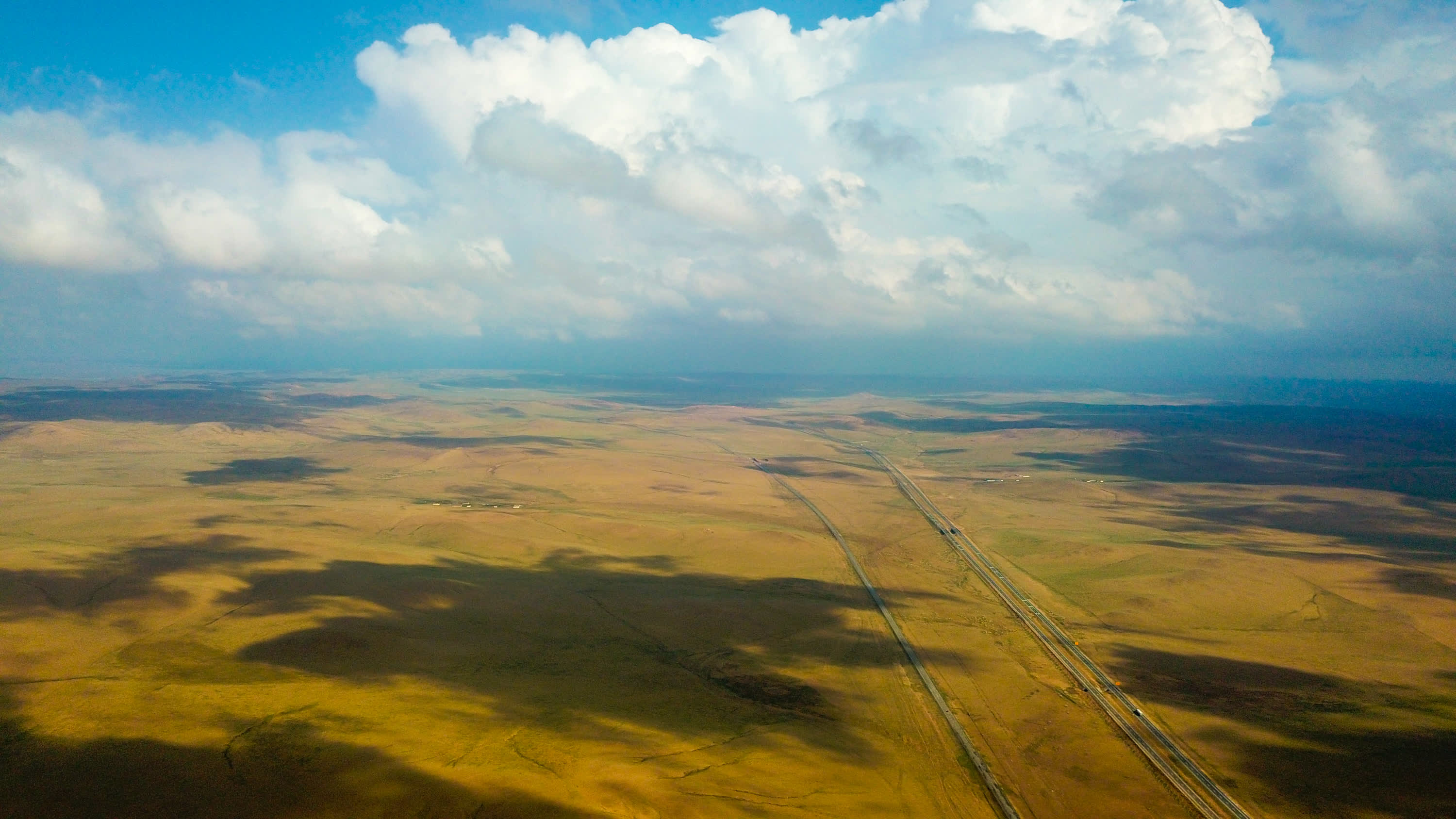 這是5月30日拍攝的內蒙古錫林郭勒盟蘇尼特右旗境內的草原風光（無人機照片）。（新華社）