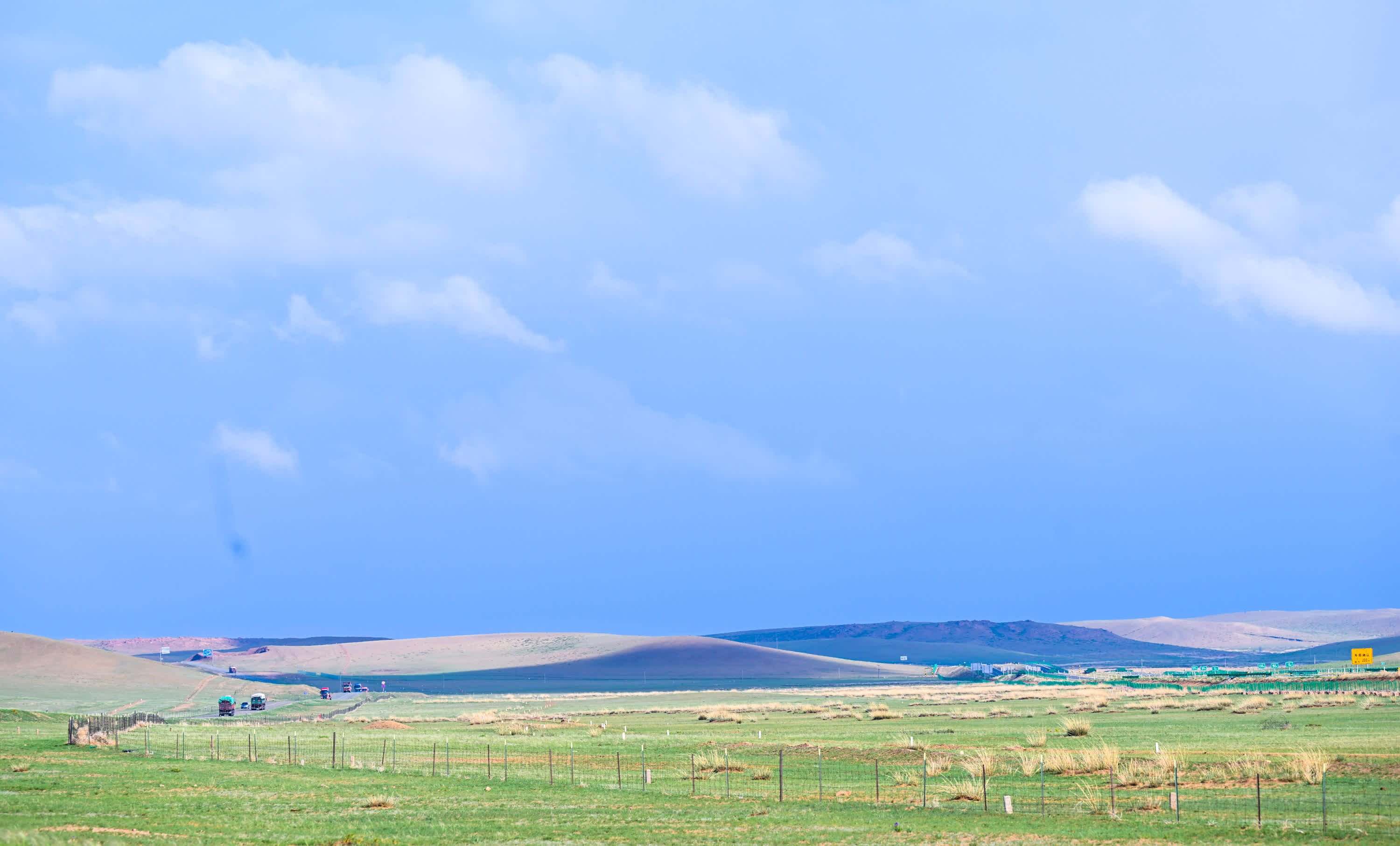 這是5月30日拍攝的內蒙古錫林郭勒盟蘇尼特右旗境內的草原風光。（新華社）