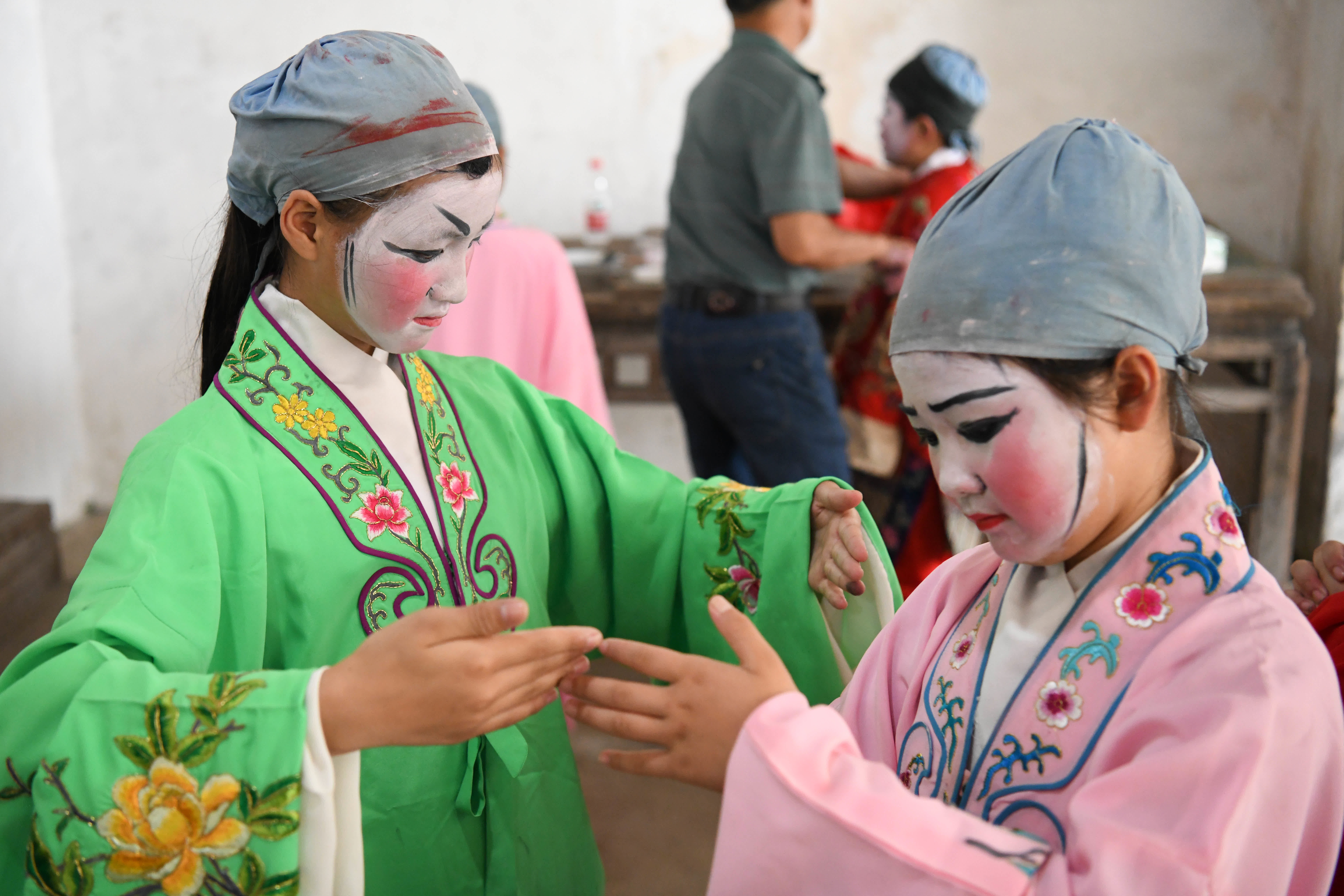 5月30日，伏嶺鎮中心小學「徽劇童子班」學生準備在徽劇展演上表演。（新華社）