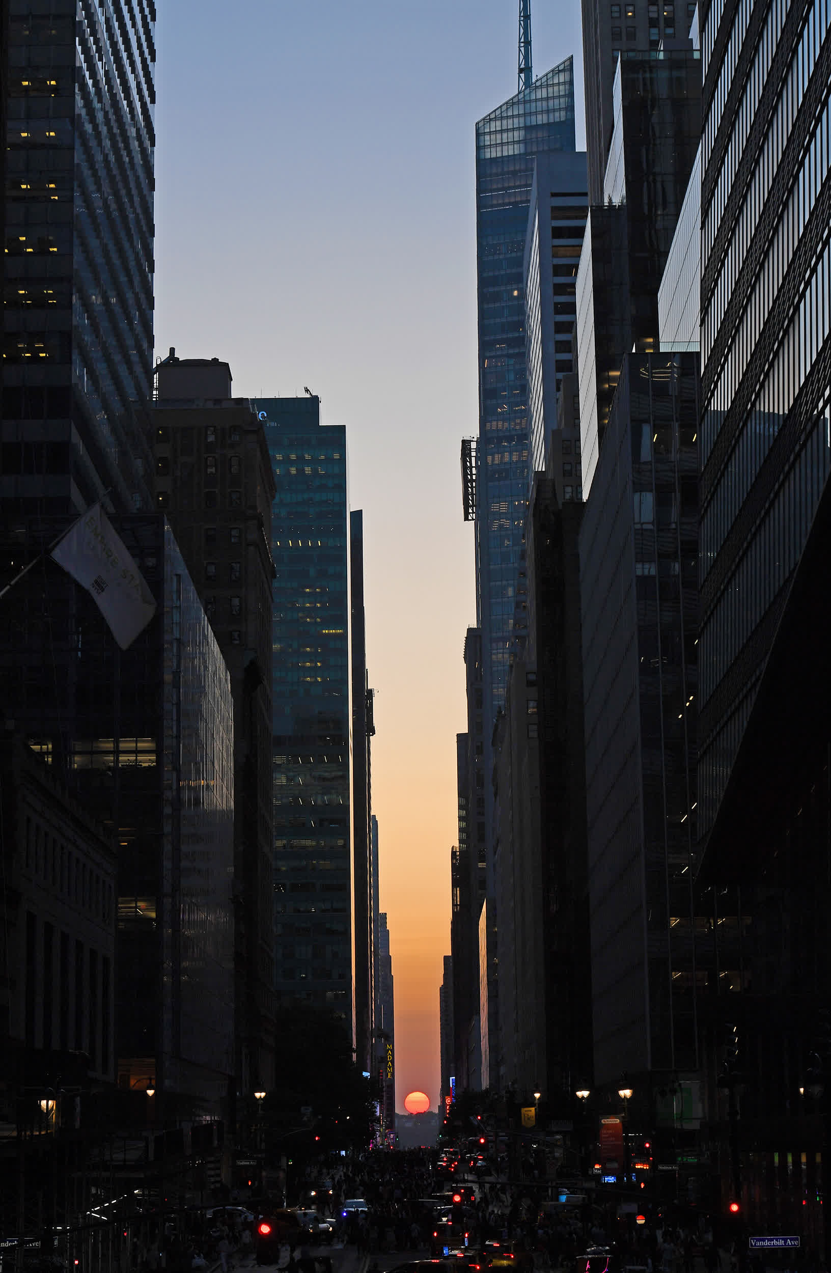 這是5月30日在美國紐約拍攝的「曼哈頓懸日」。（新華社）