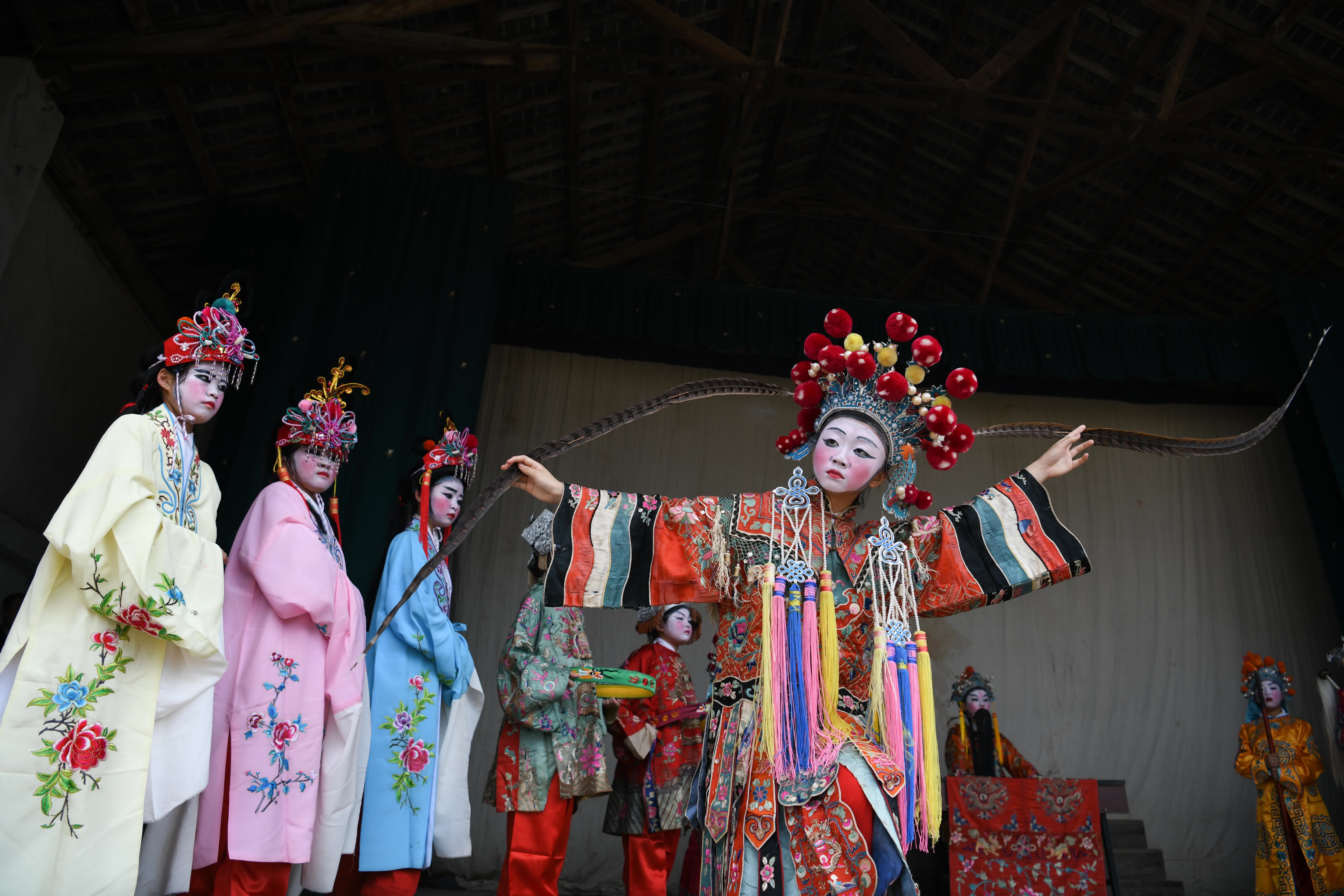 5月30日，伏嶺鎮中心小學「徽劇童子班」的學生在徽劇展演上表演。（新華社）