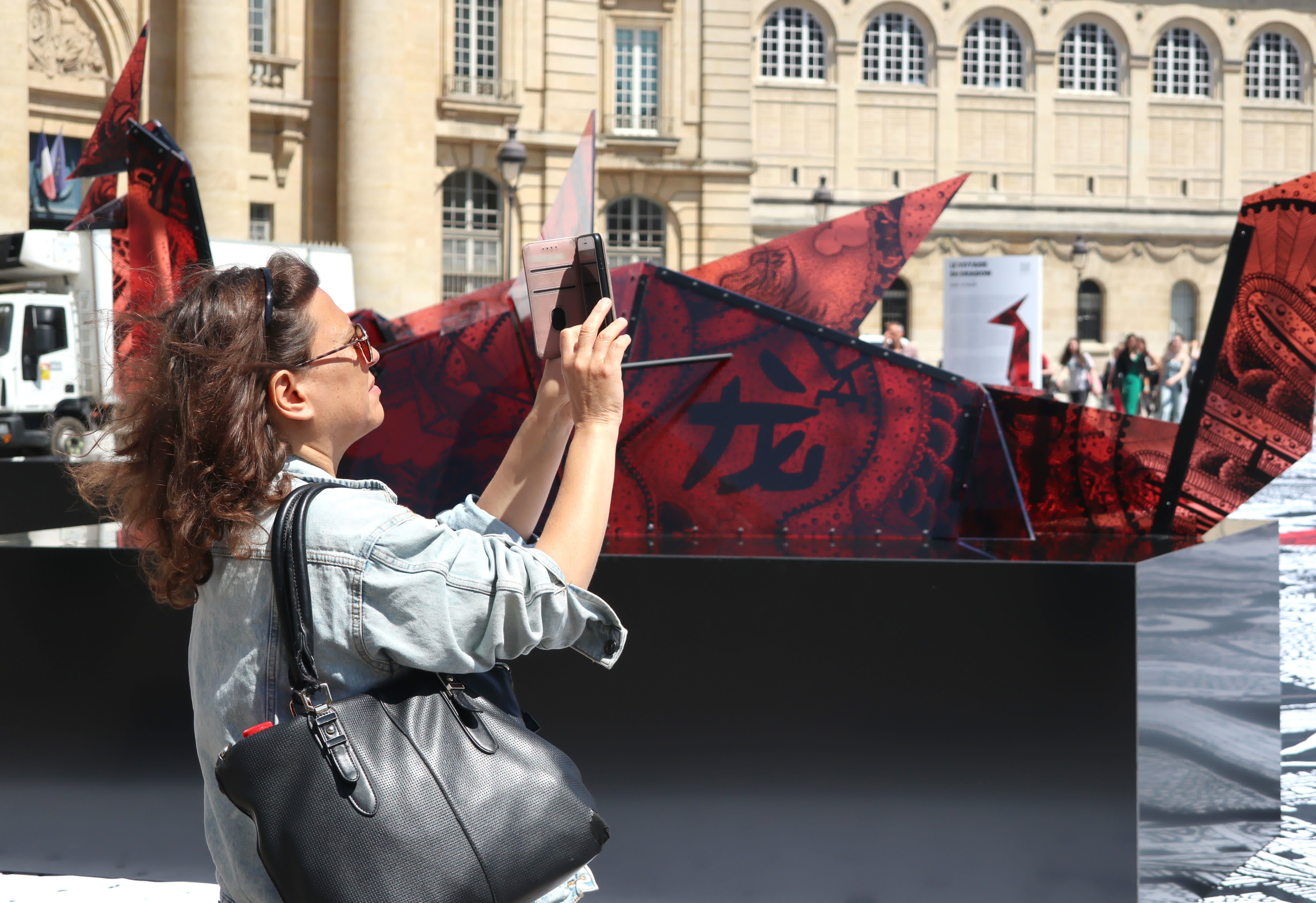 6月1日，遊客在法國巴黎先賢祠廣場「龍的旅程」大型藝術展前拍照。（新華社）