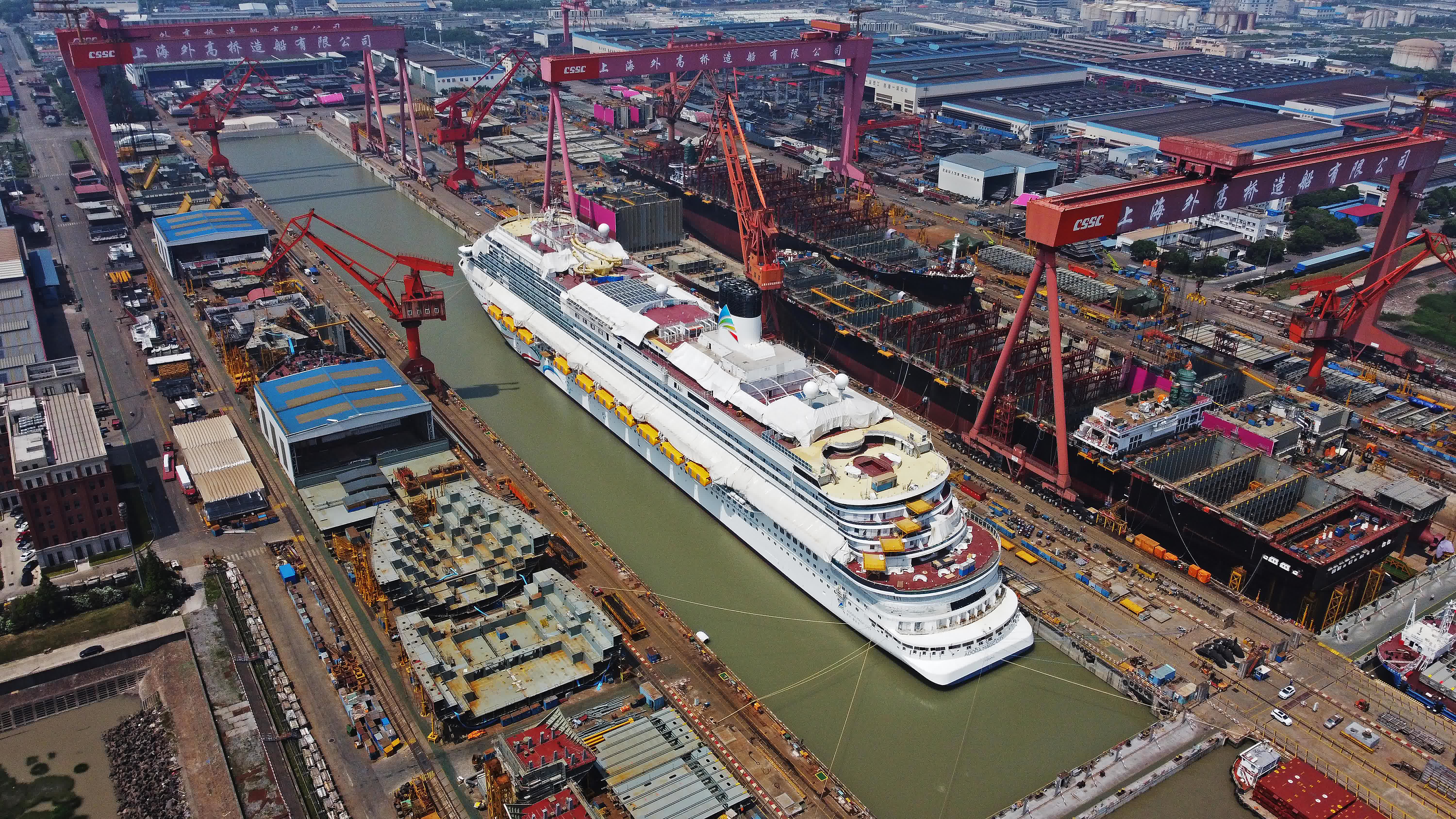 6月2日,航拍成功起浮的中國首艘國產大型郵輪「愛達·魔都號」。香港中通社圖片 6月2日,航拍成功起浮的中國首艘國產大型郵輪「愛達·魔都號」。香港中通社圖片