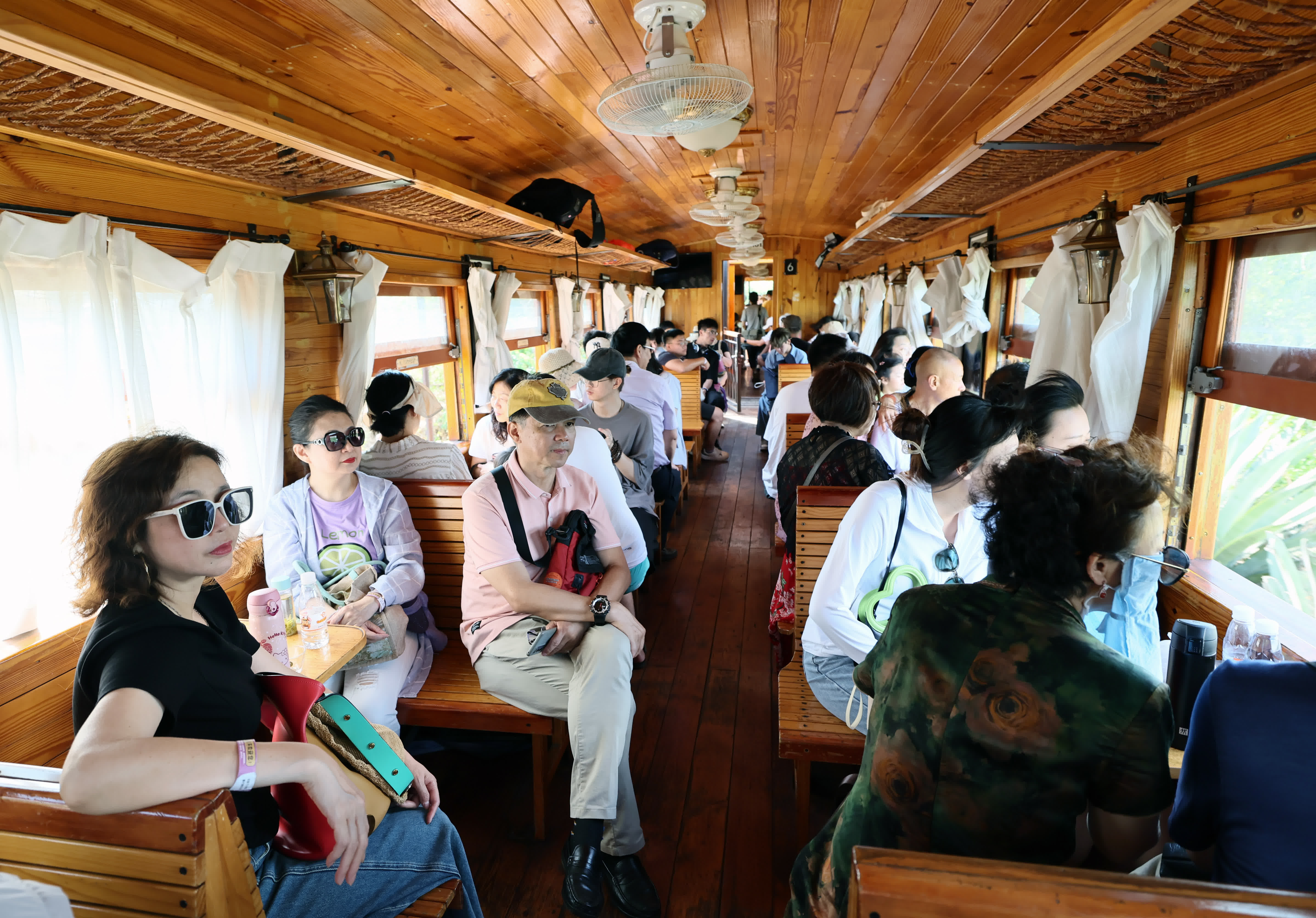 6月3日，遊客在體驗建水小火車旅遊專列。（新華社）