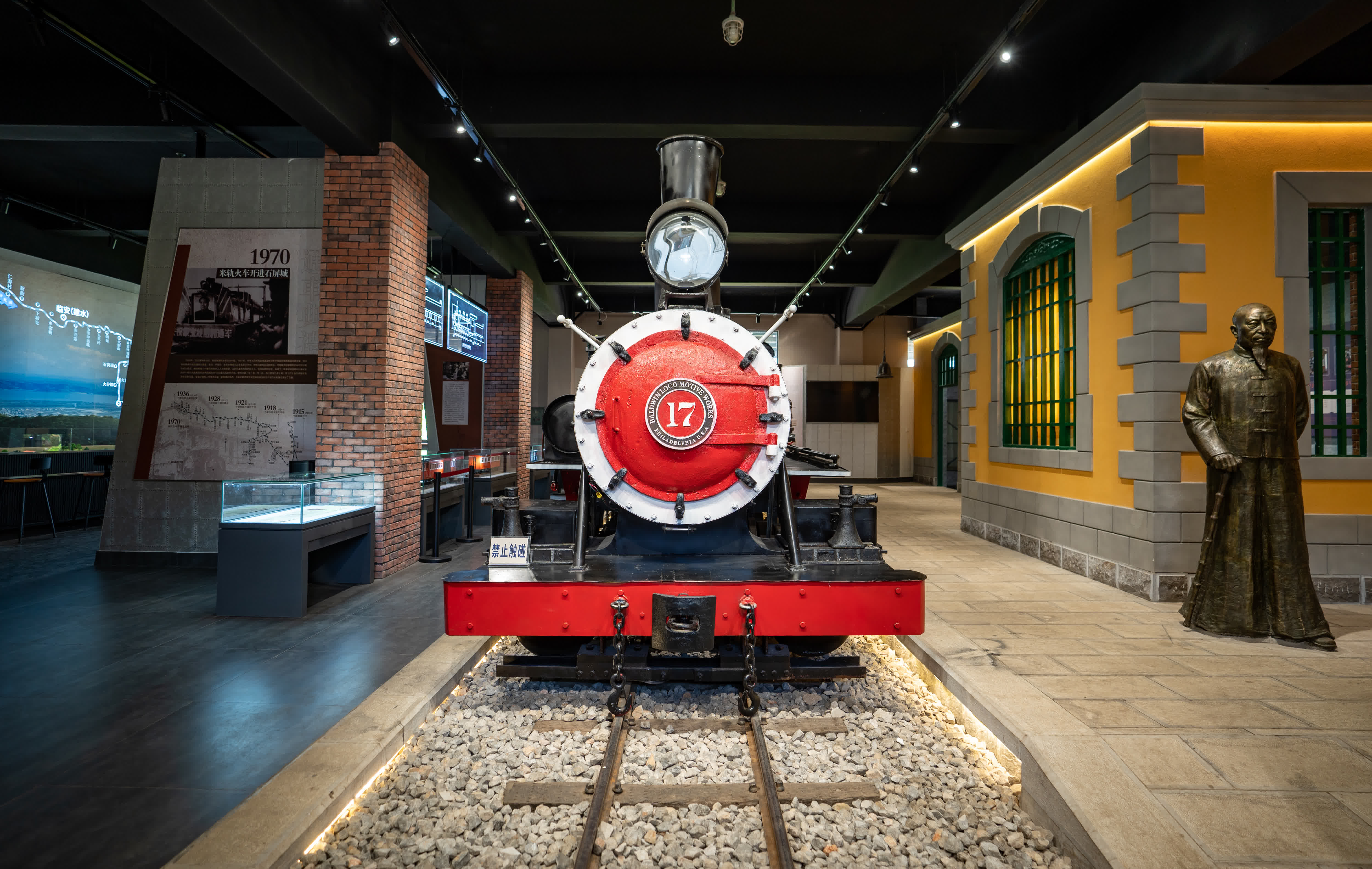 這是6月3日在石屏鐵路博物館拍攝的老式機車。（新華社）
