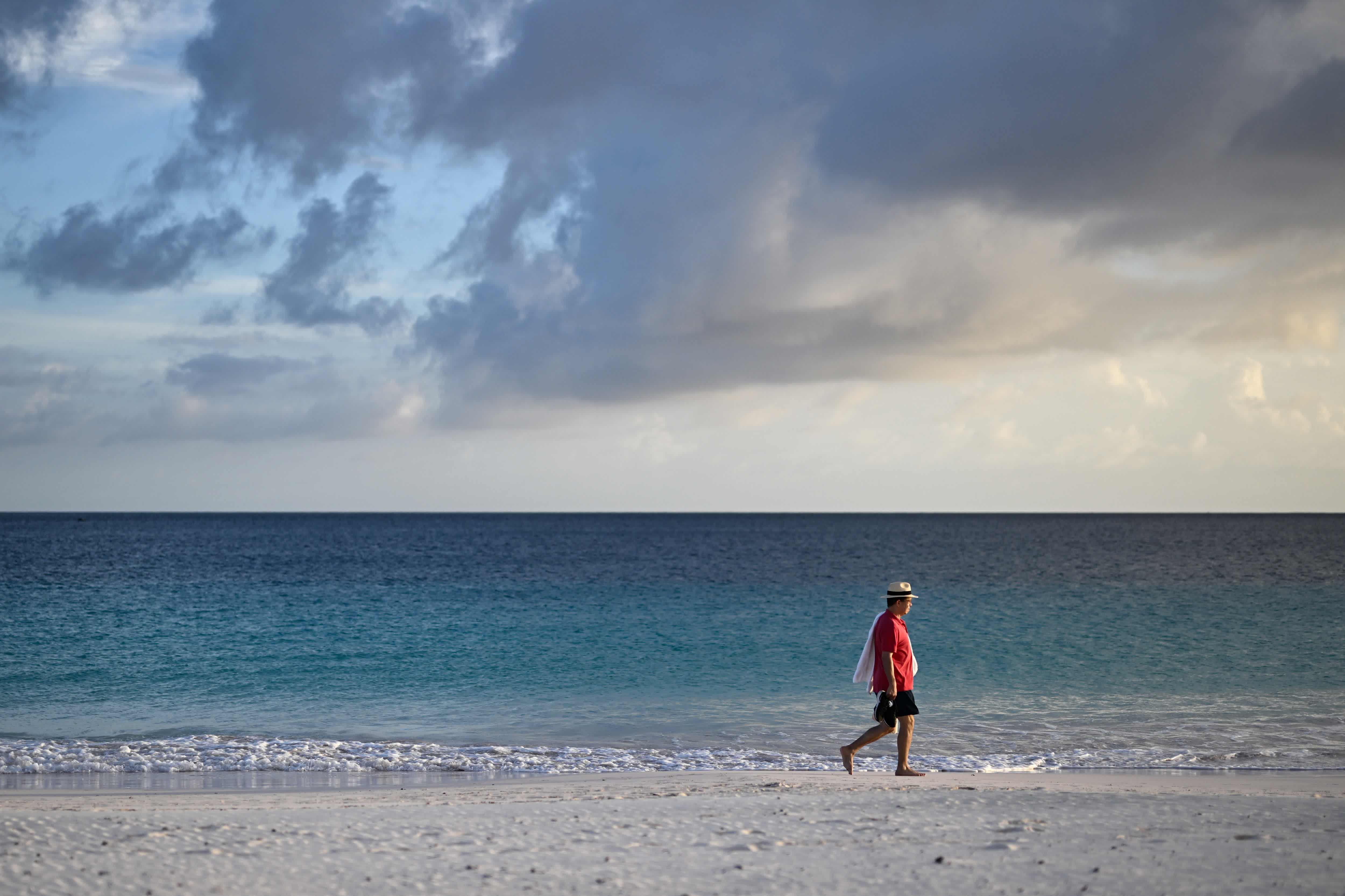 6月1日，一名男子走在巴巴多斯首都布里奇敦的一處海灘上。（新華社）