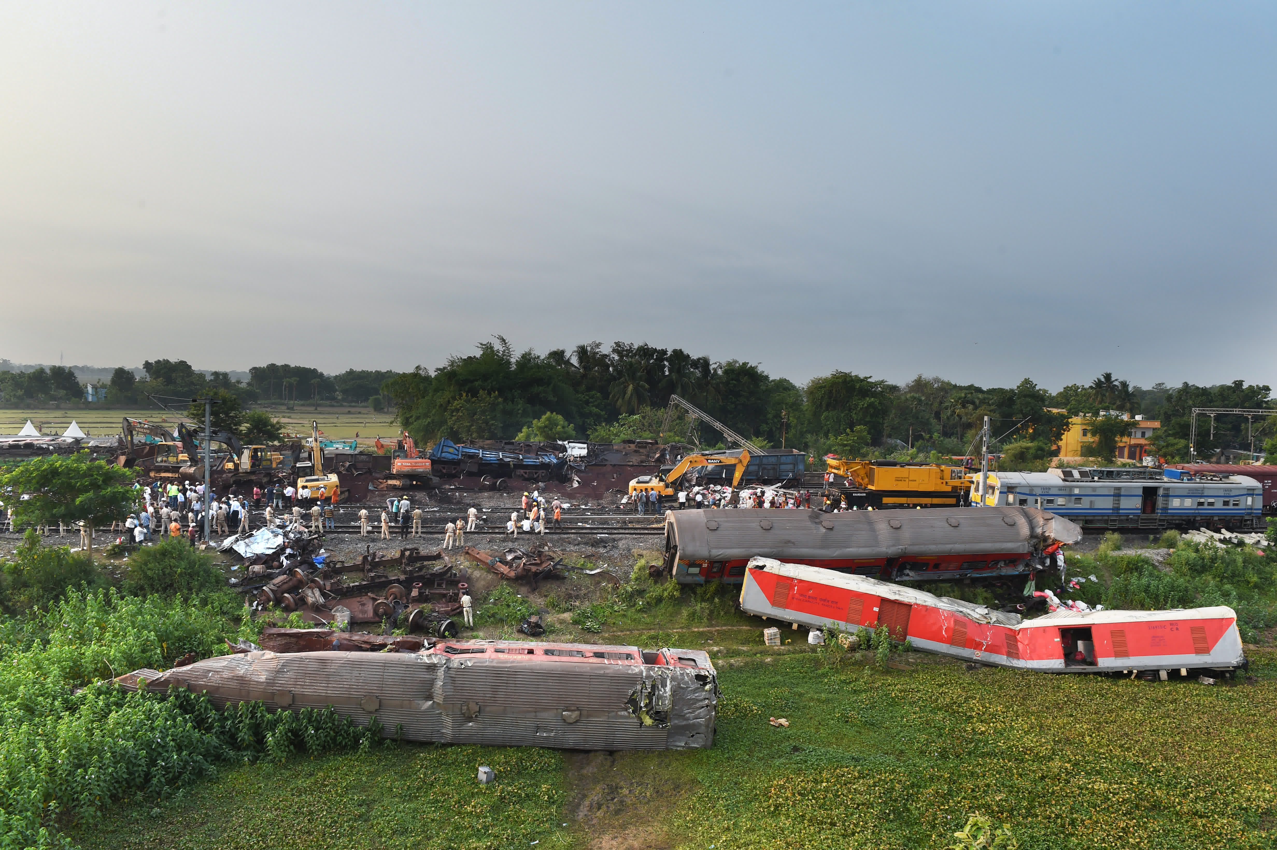 這是6月4日在印度奧迪沙邦巴拉索爾地區拍攝的列車脫軌相撞事故現場。（新華社）