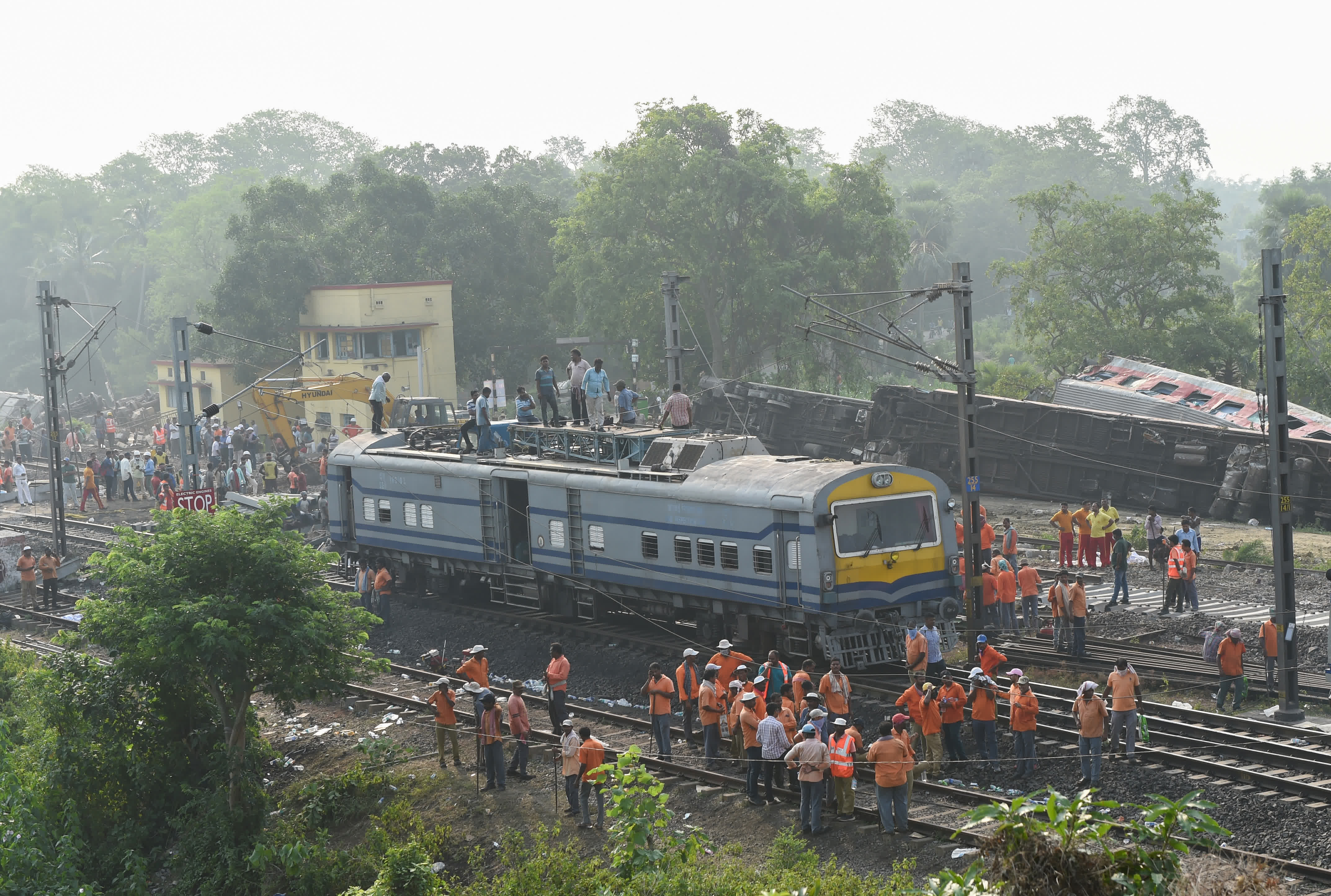 6月4日，救援人員在印度奧迪沙邦巴拉索爾地區的列車脫軌相撞事故現場工作。（新華社）