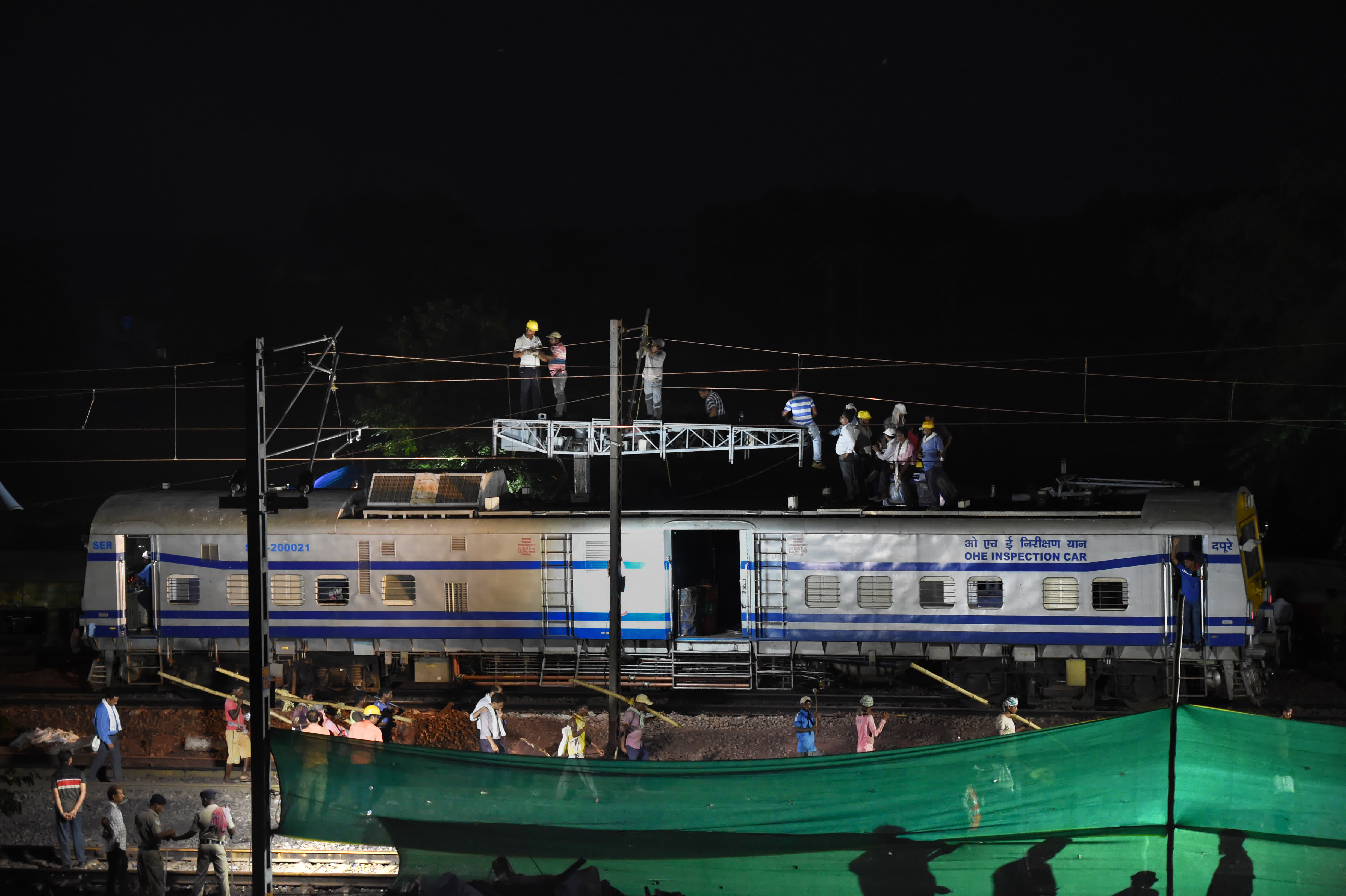 6月4日，救援人員在印度奧迪沙邦巴拉索爾地區的列車脫軌相撞事故現場工作。（新華社）