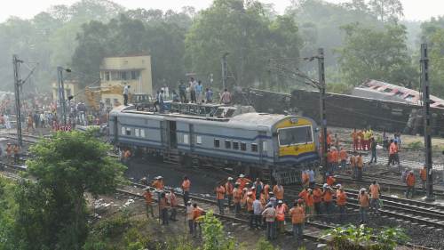 印度列車脫軌相撞事故現場
