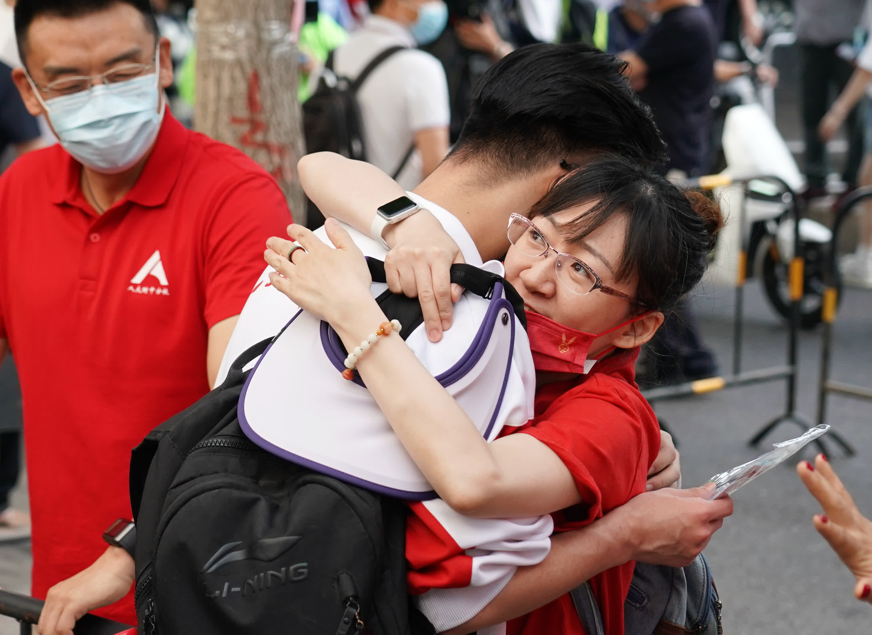 6月7日，在北京市陳經綸中學考點，送考老師與考生擁抱，為她加油鼓勁。