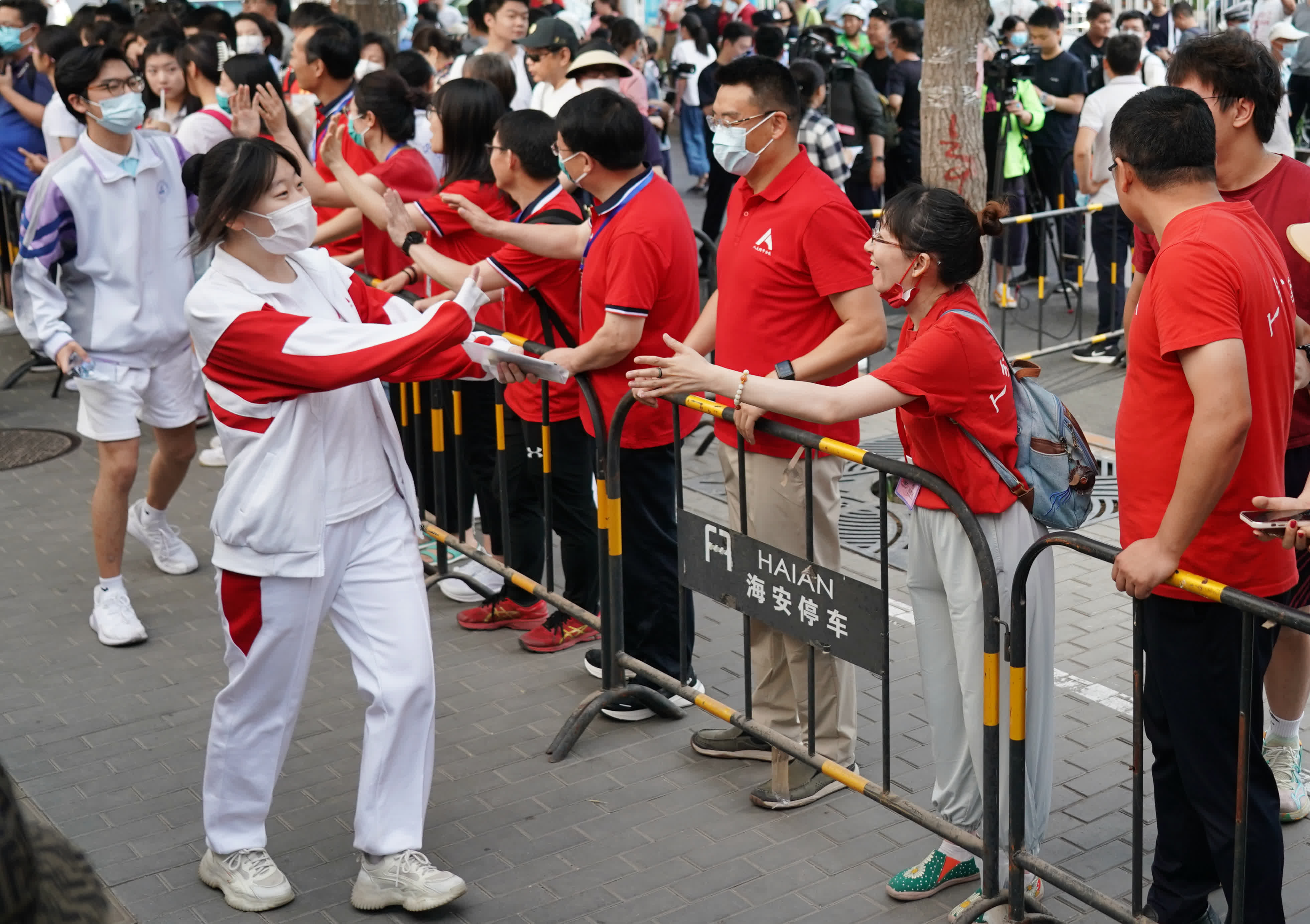 6月7日，在中國人民大學附屬中學考點，送考老師為考生加油。