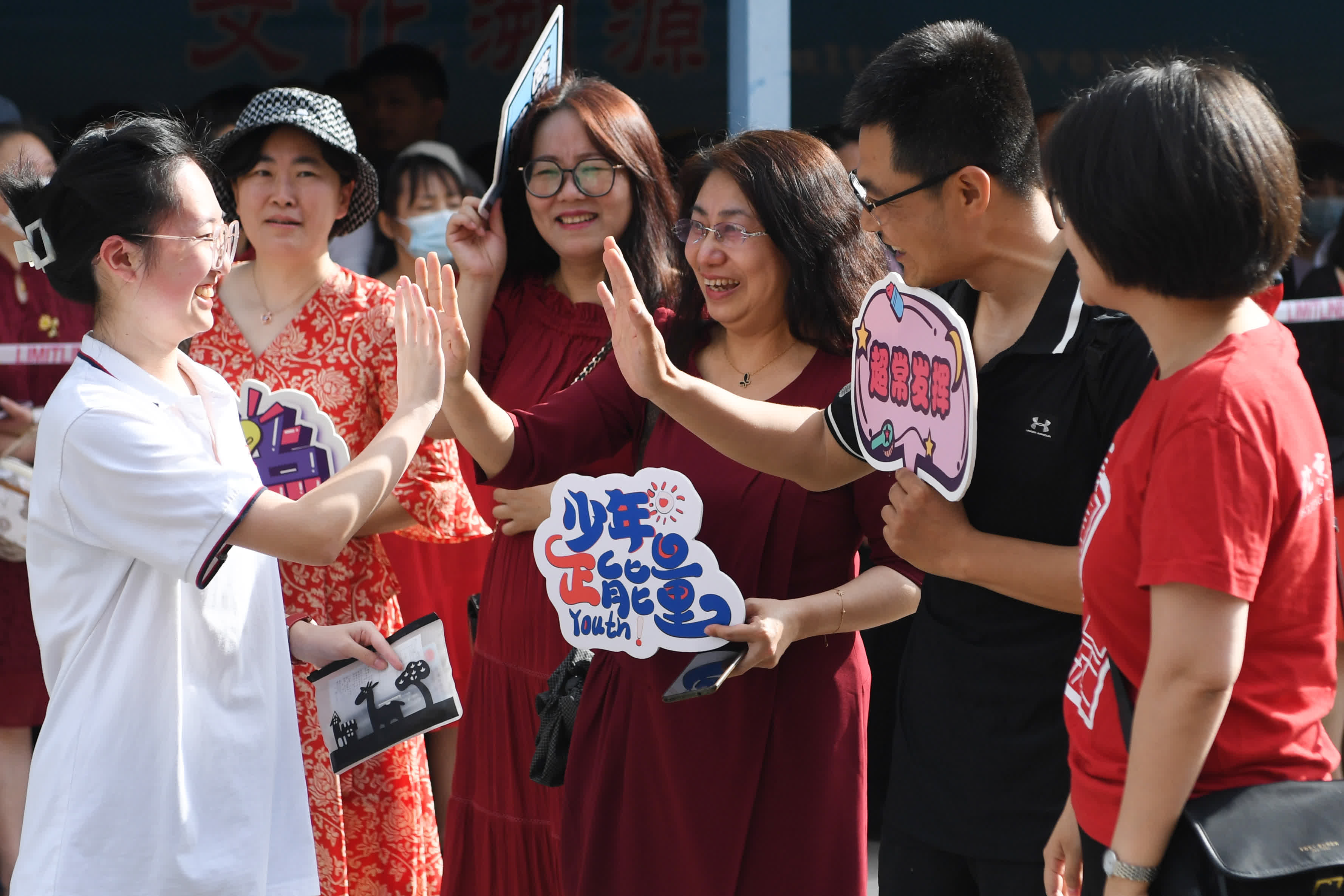 6月7日，在北京市陳經綸中學考點，送考老師為考生加油鼓勁。