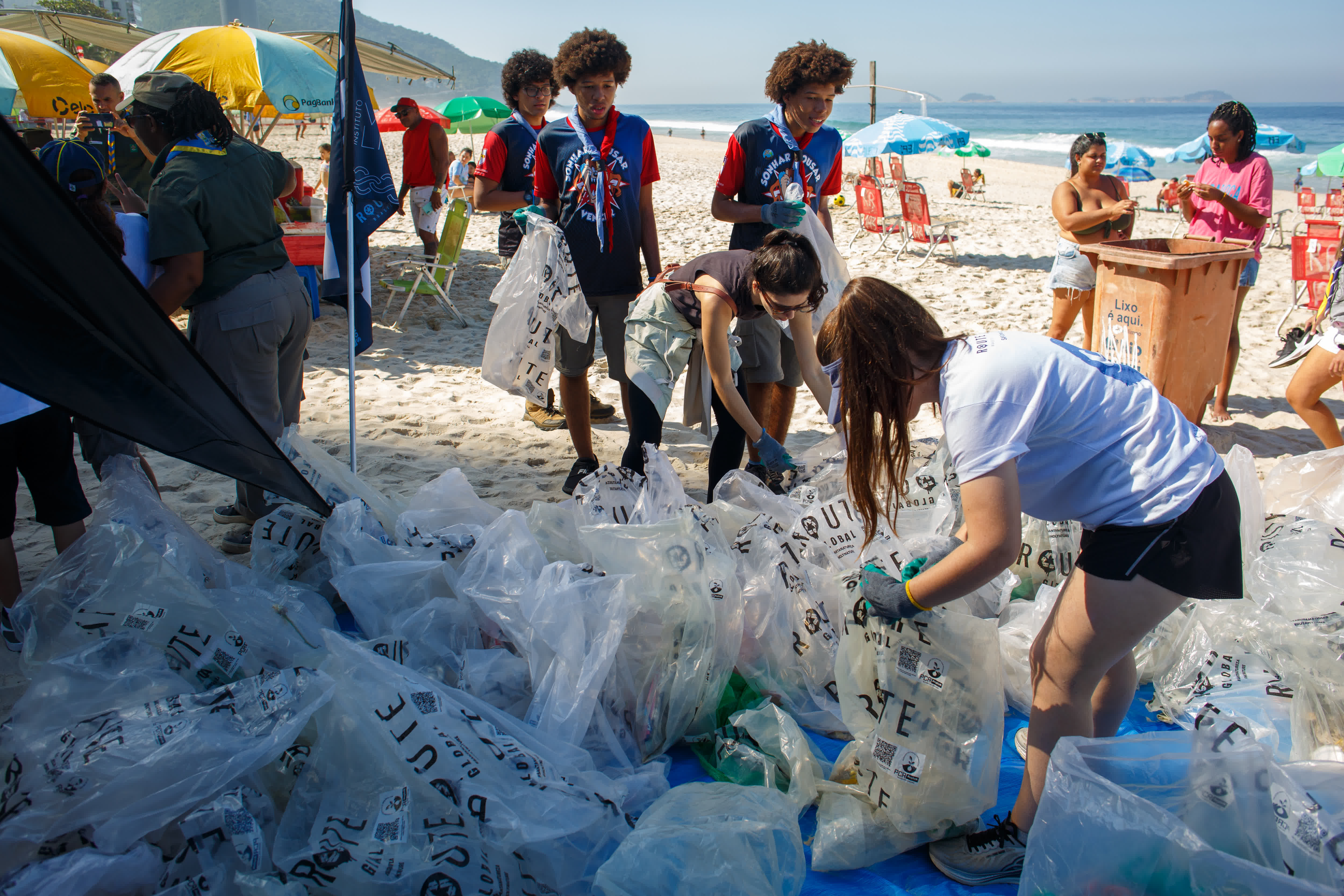 志願者在巴西里約熱內盧聖孔拉杜海灘收集垃圾。（新華社）