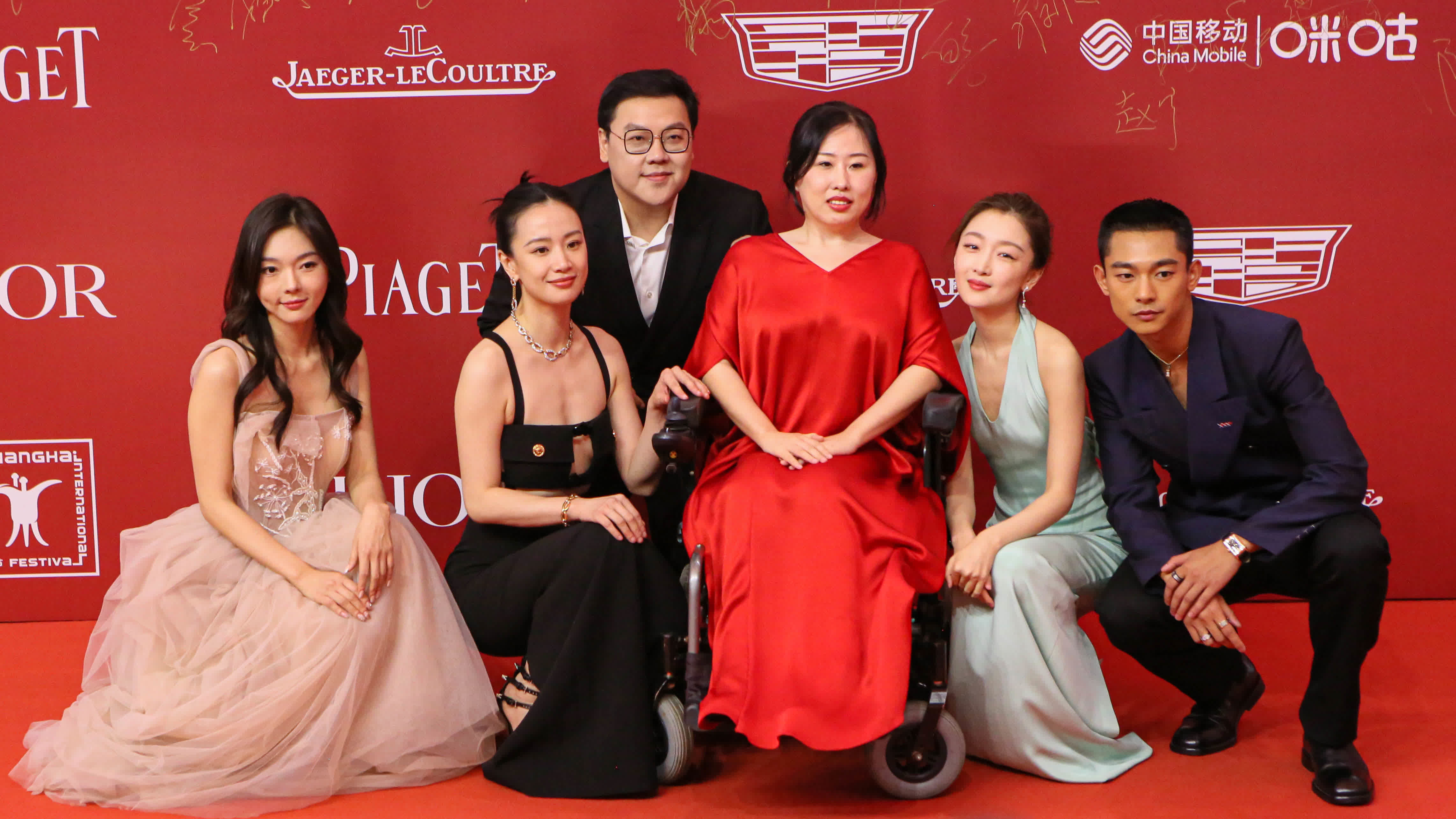 《鸚鵡殺》劇組亮相第25屆上海國際電影節紅毯儀式。