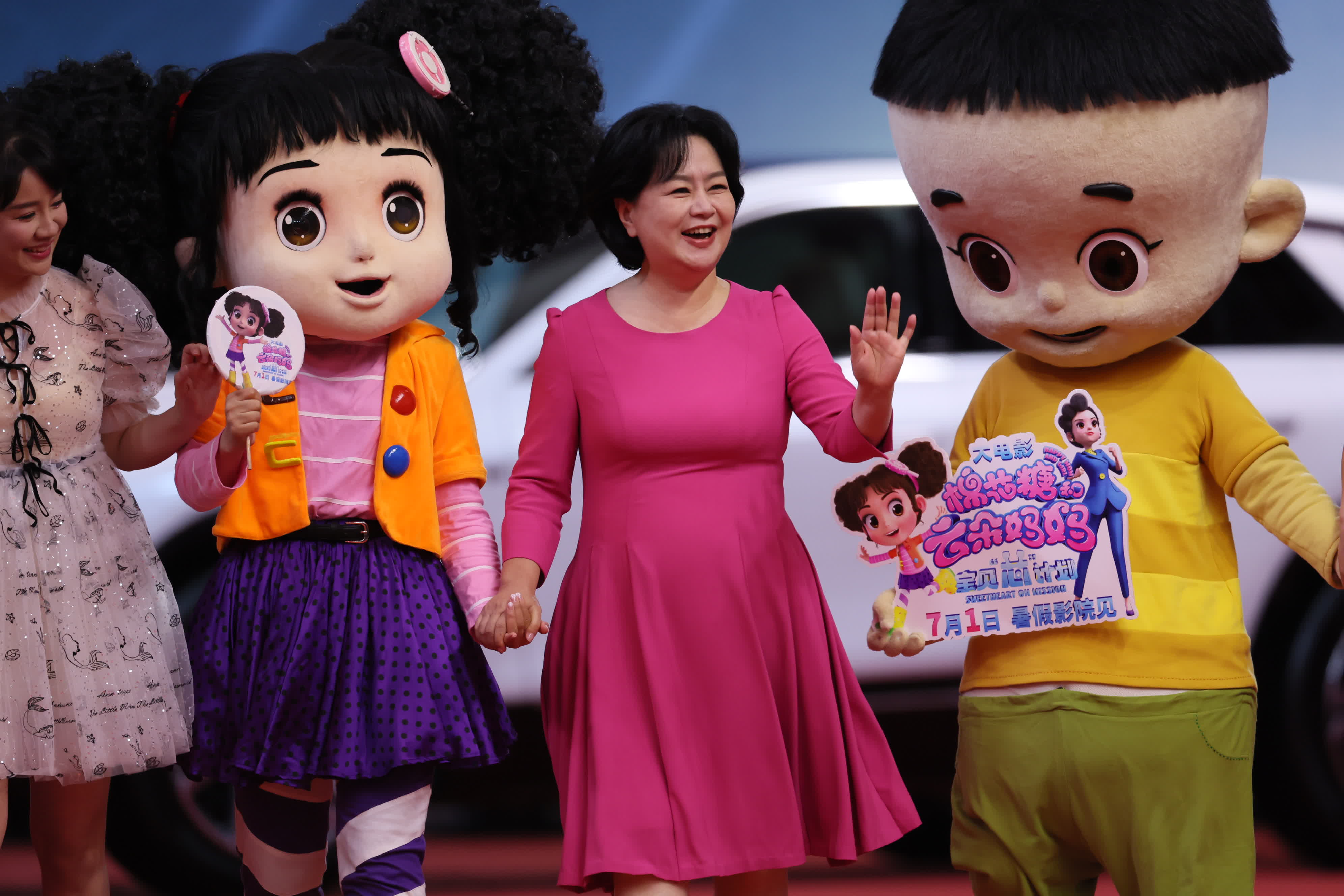 鞠萍在第25屆上海國際電影節紅毯儀式上和觀眾打招呼。