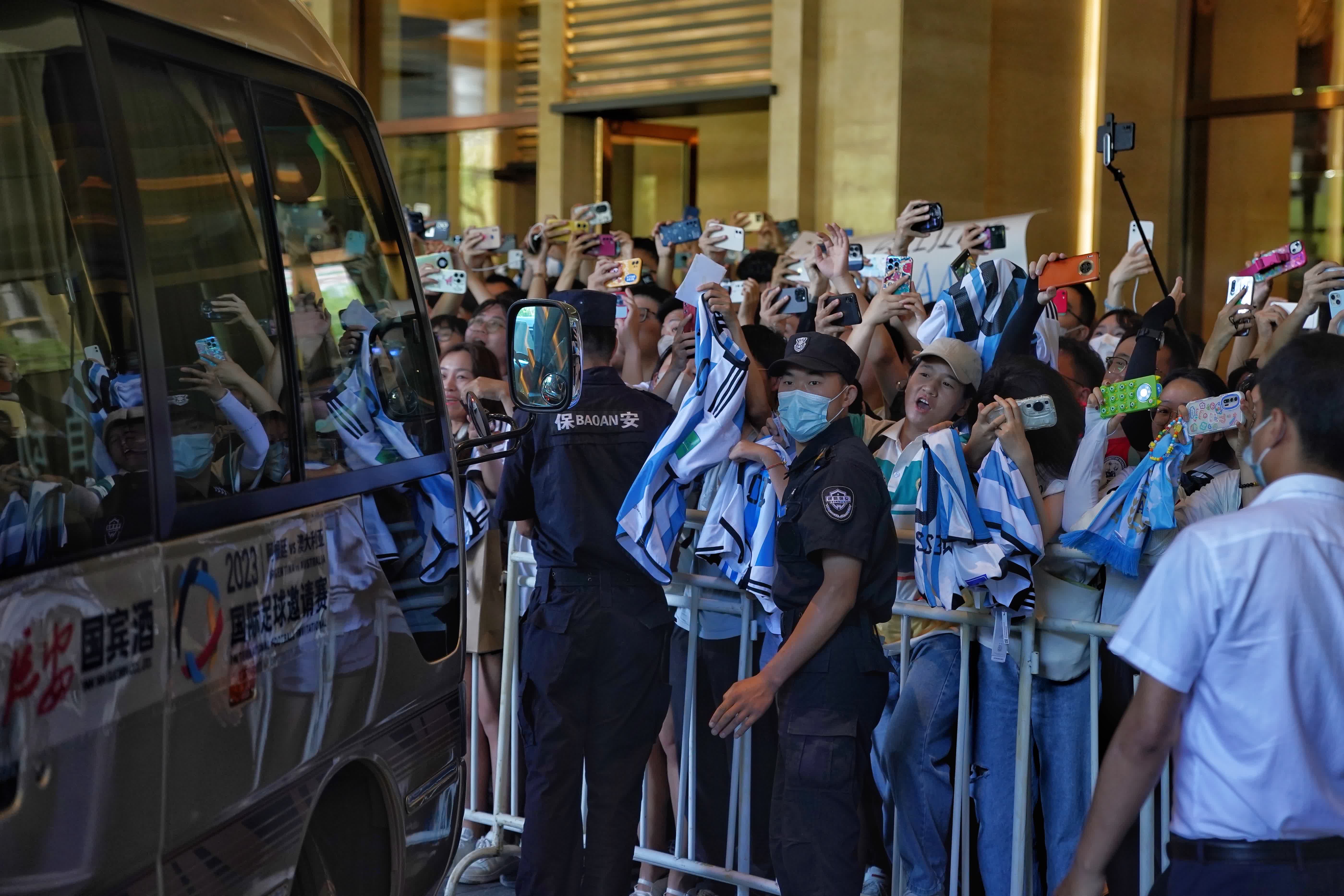 6月10日，球迷在阿根廷隊下榻酒店等待。（新華社）
