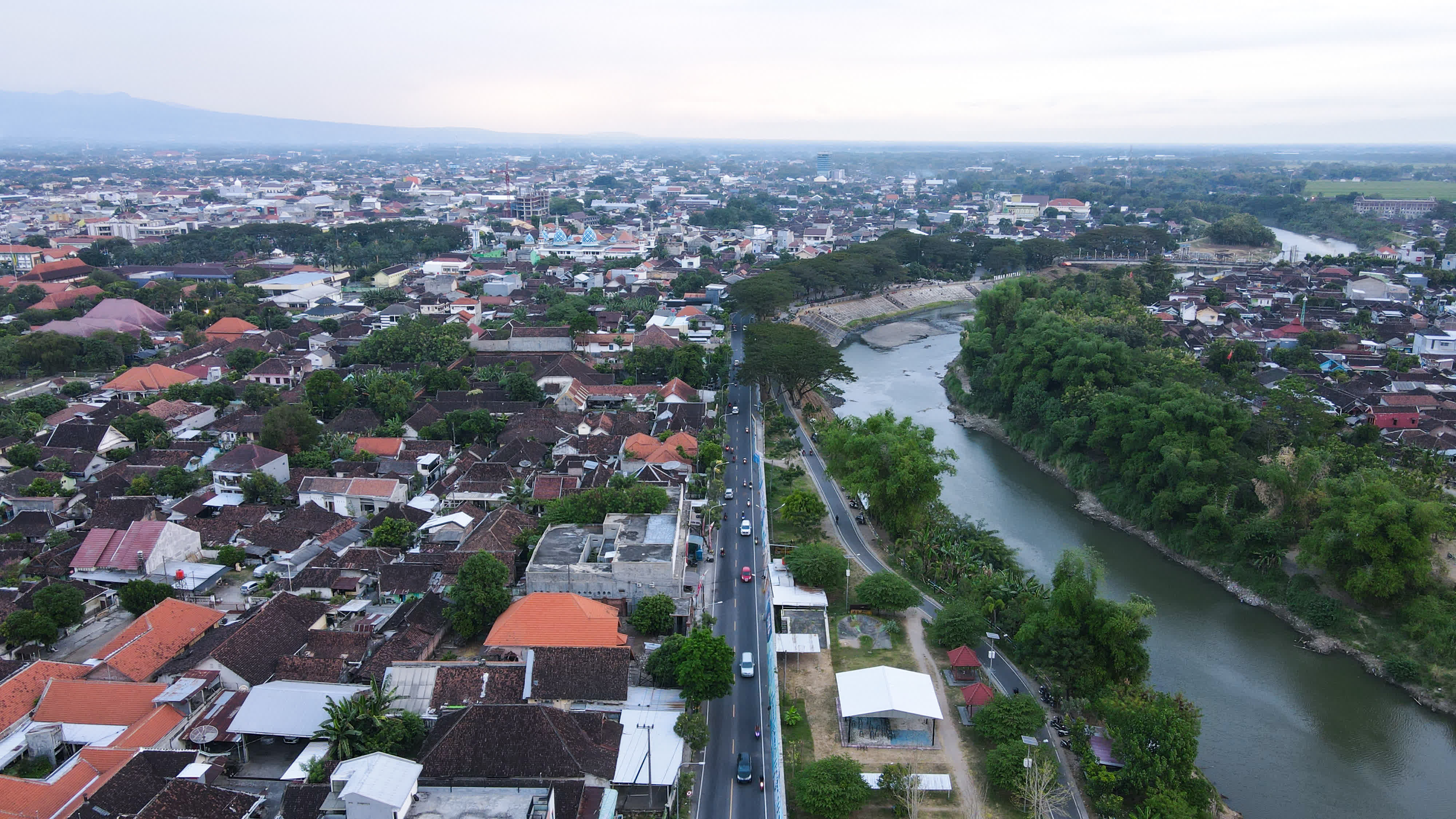  這是6月6日拍攝的印度尼西亞東爪哇省小城茉莉芬（無人機照片）。（新華社）