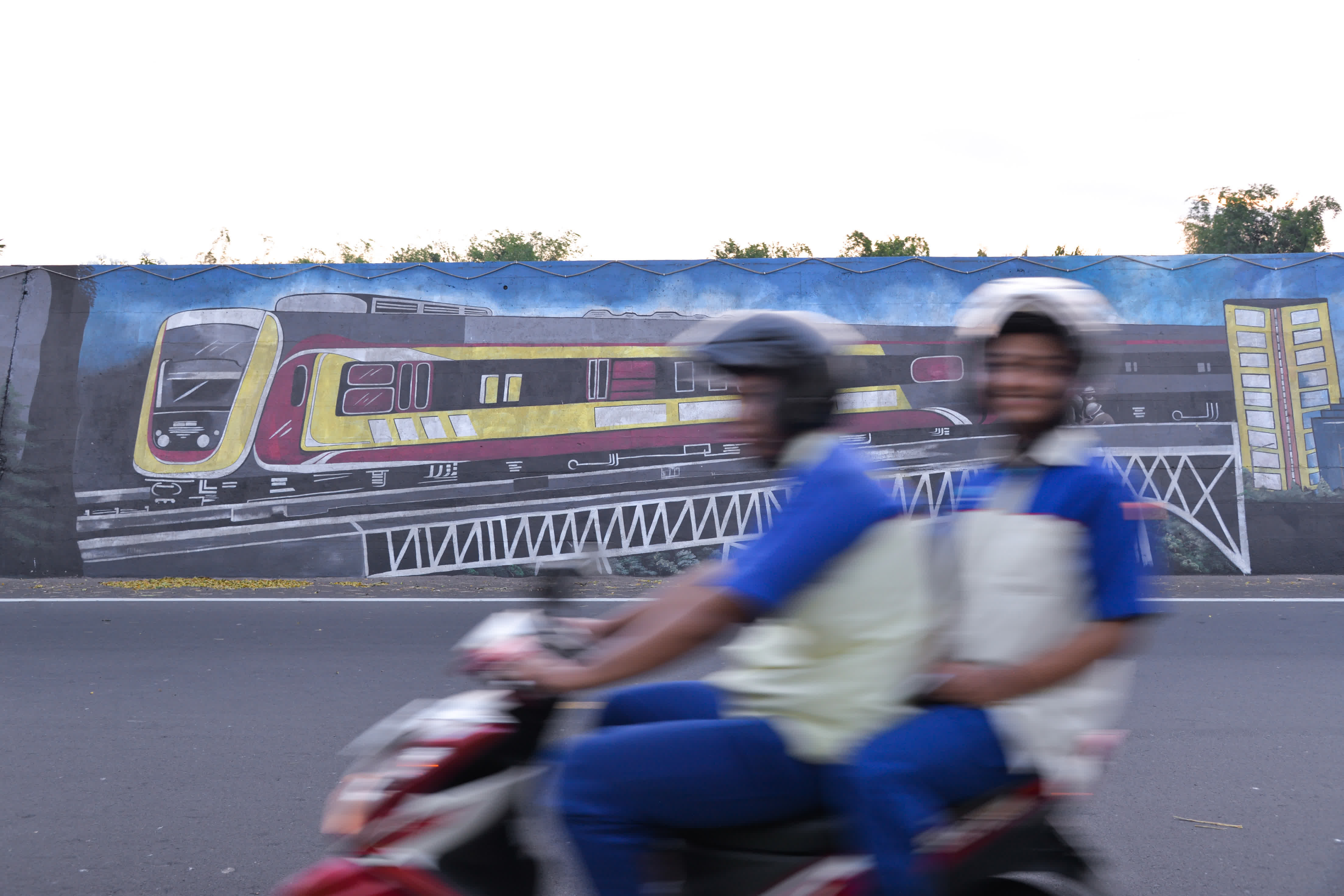 這是6月6日在印度尼西亞東爪哇省小城茉莉芬街頭拍攝的畫有列車圖案的彩繪牆。（新華社）