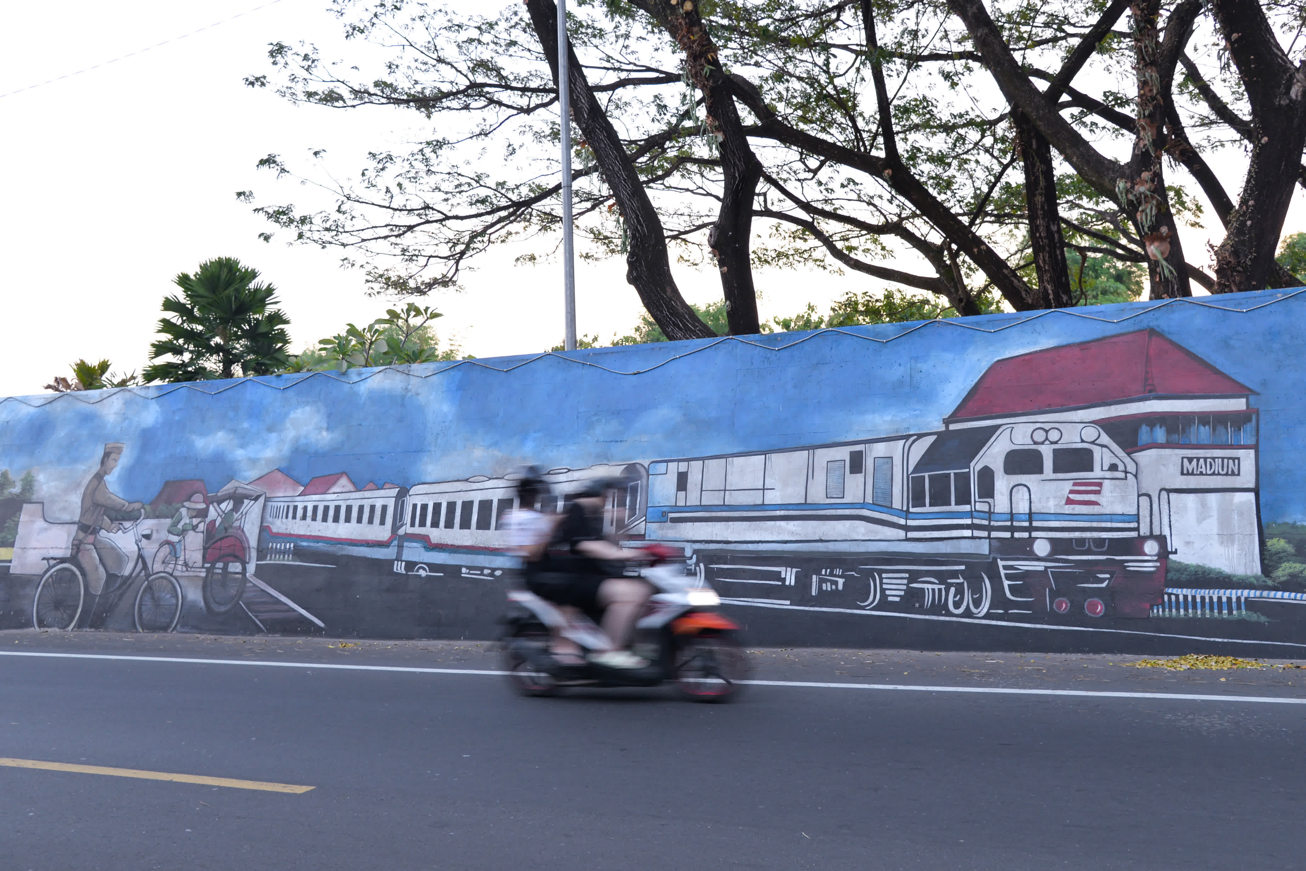 這是6月6日在印度尼西亞東爪哇省小城茉莉芬街頭拍攝的畫有列車圖案的彩繪牆。（新華社）