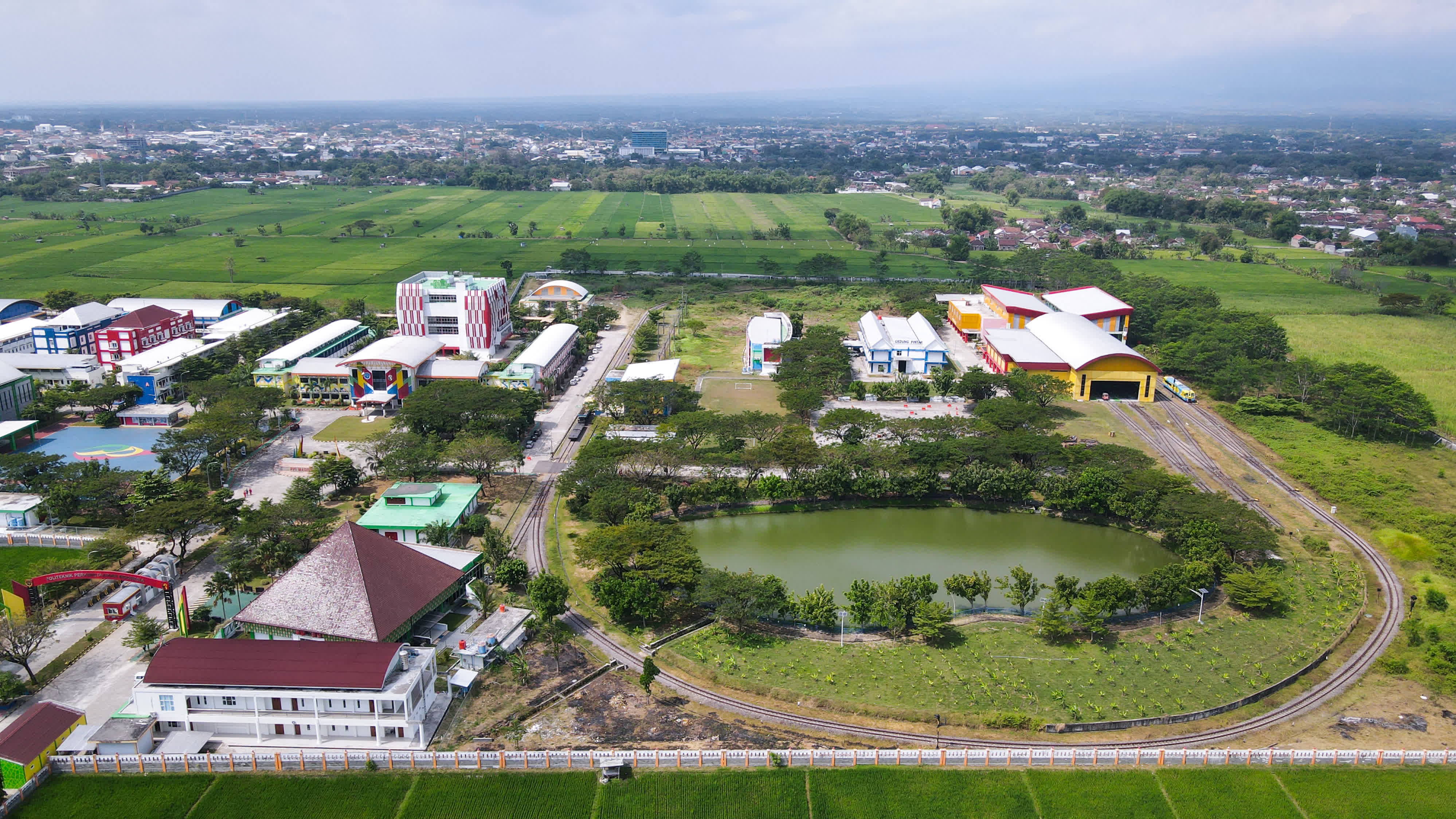 這是6月7日在印度尼西亞東爪哇省小城茉莉芬拍攝的印尼鐵路理工學院（無人機照片）。（新華社）