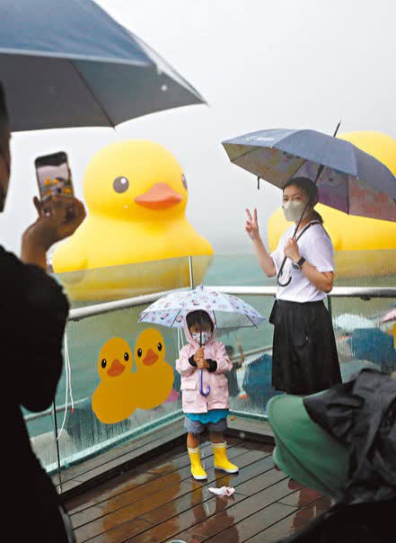 今日跟港人講「拜拜」　昨不少人全家提前到場「追鴨」