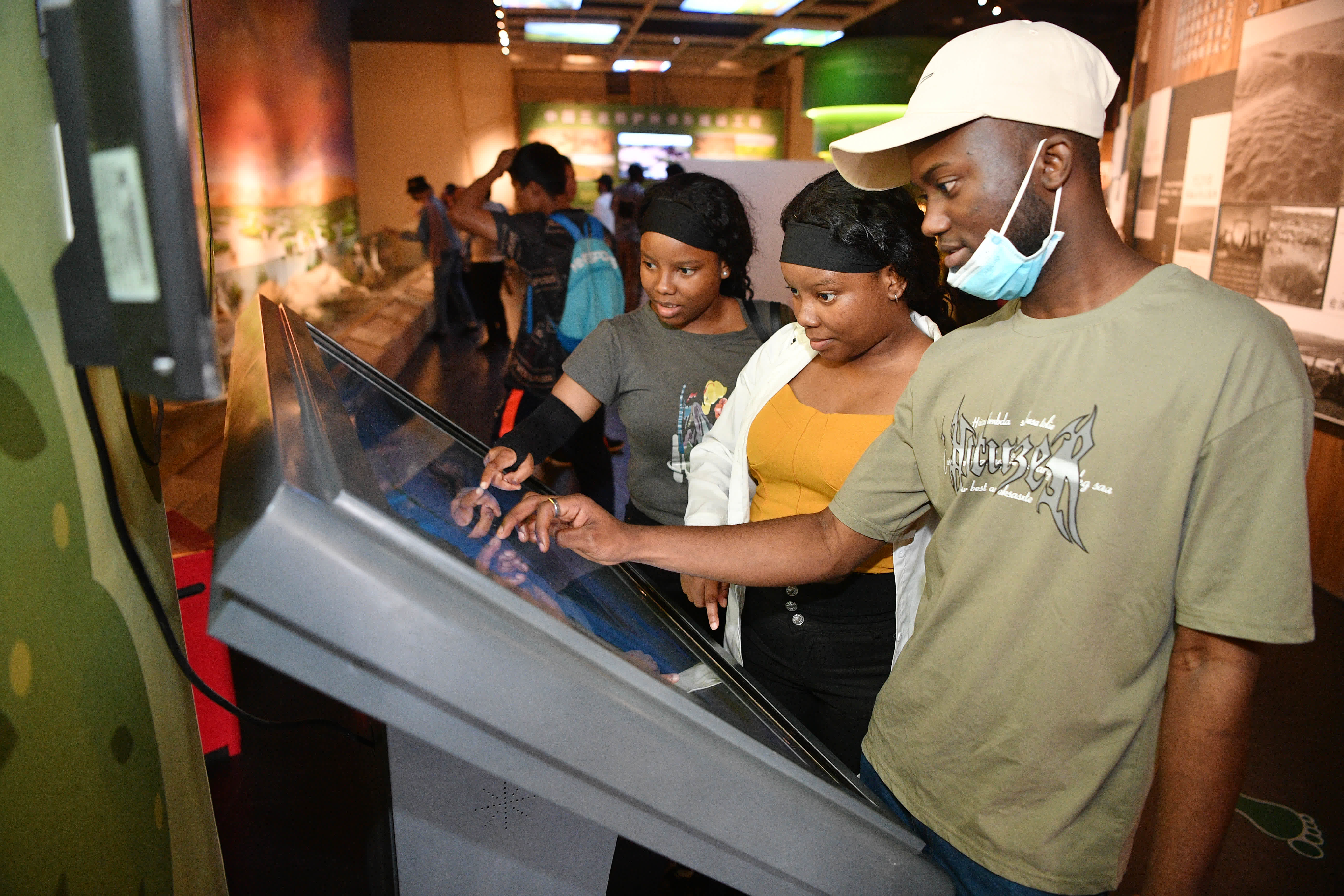 6月16日，留學生在寧夏靈武市全國防沙治沙展覽館參觀。（新華社）