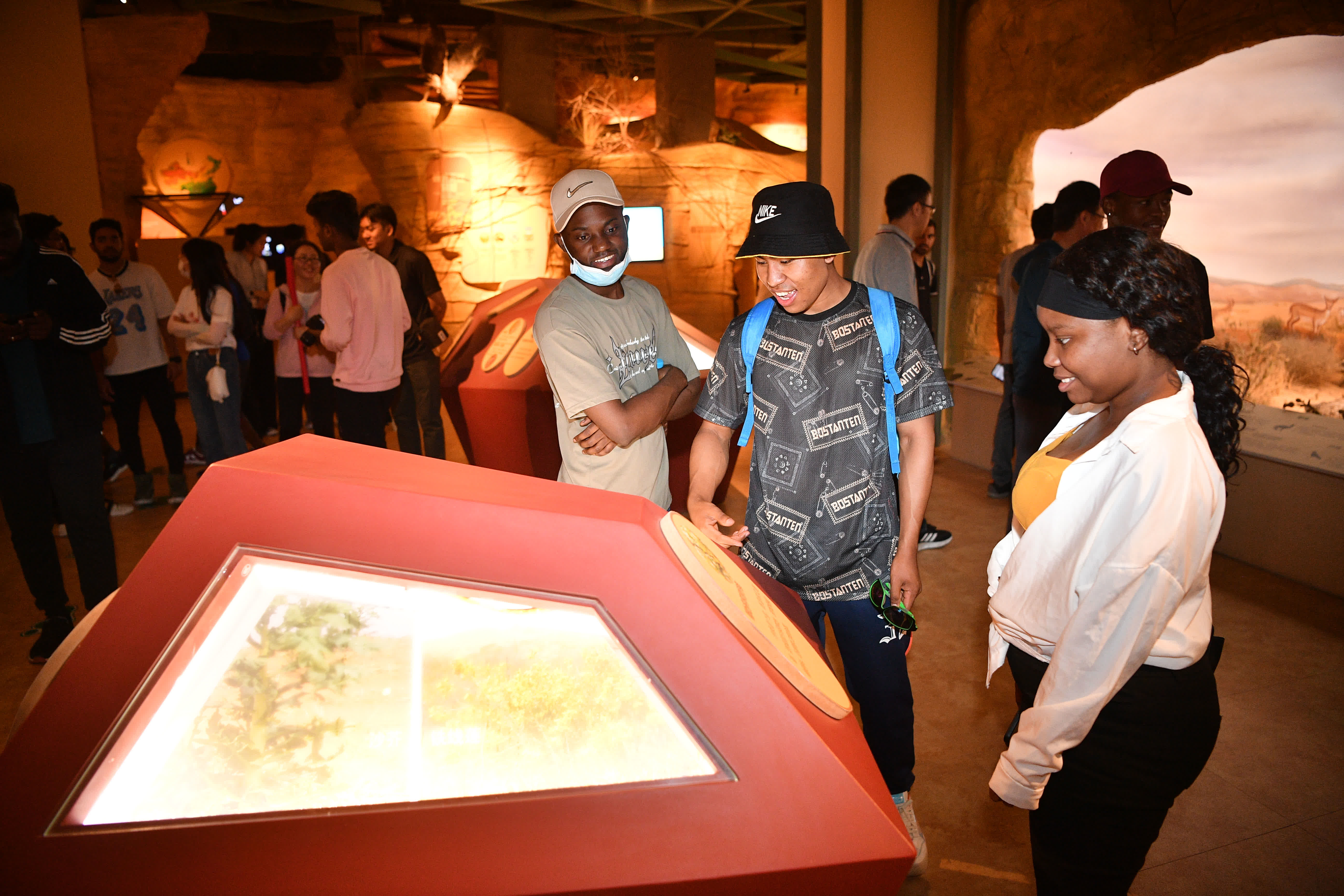 6月16日，留學生在寧夏靈武市全國防沙治沙展覽館參觀。（新華社）