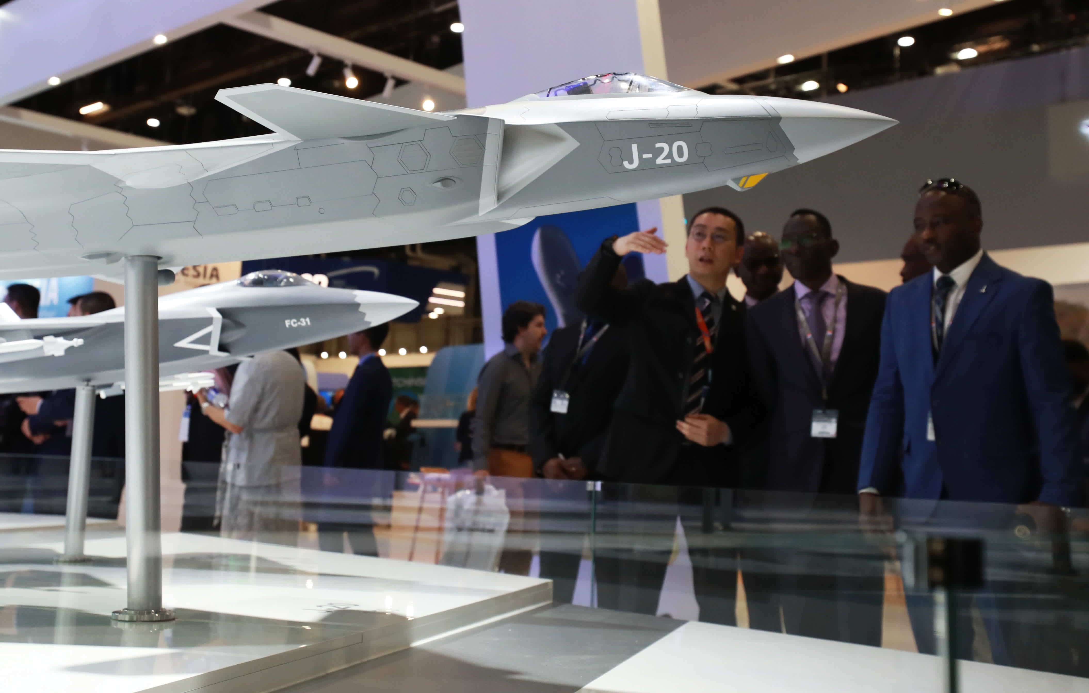 在法國巴黎近郊的布爾歇機場舉行的巴黎航展上，人們參觀中國航空工業集團展區。