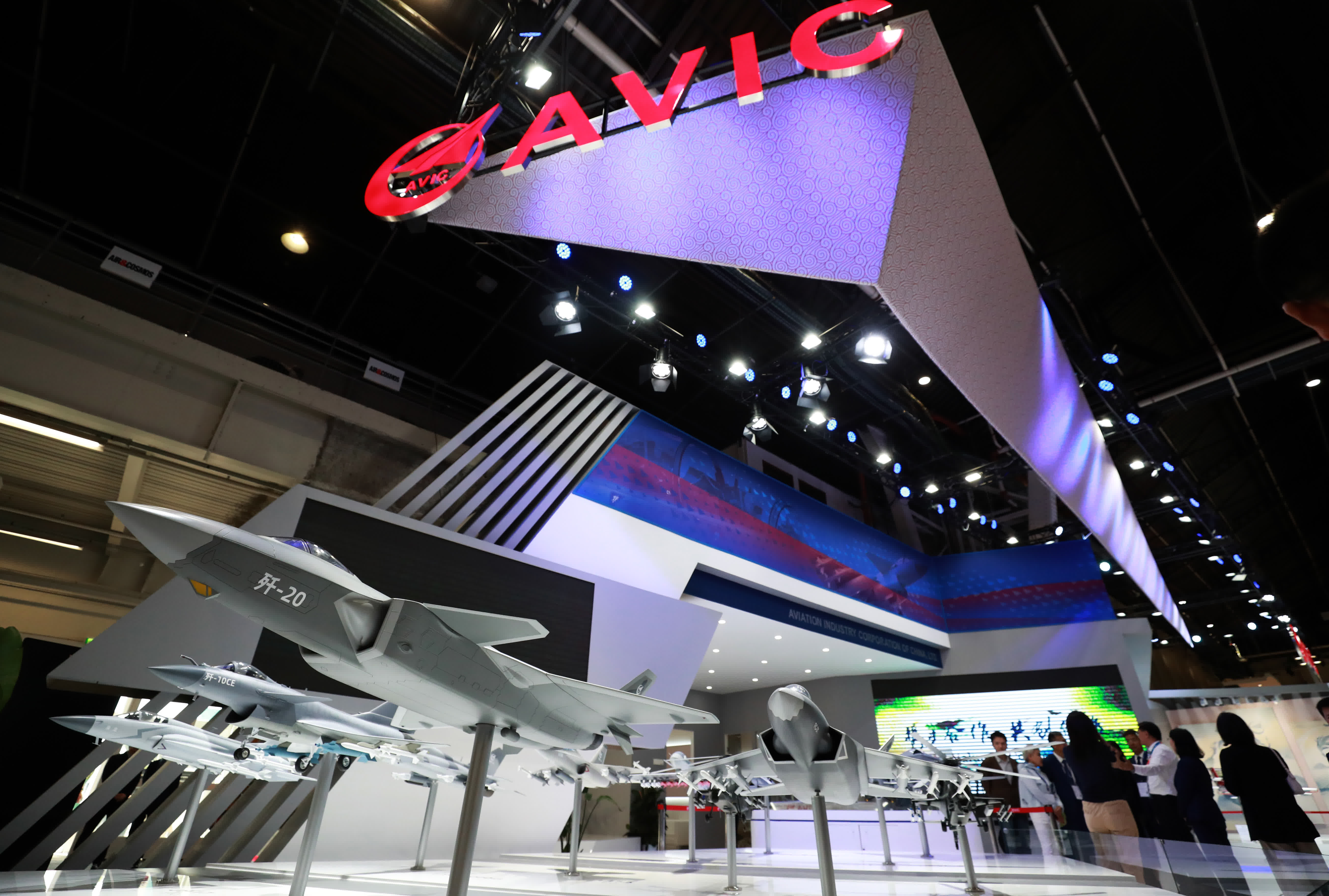 在法國巴黎近郊的布爾歇機場舉行的巴黎航展上，人們參觀中國航空工業集團展區。
