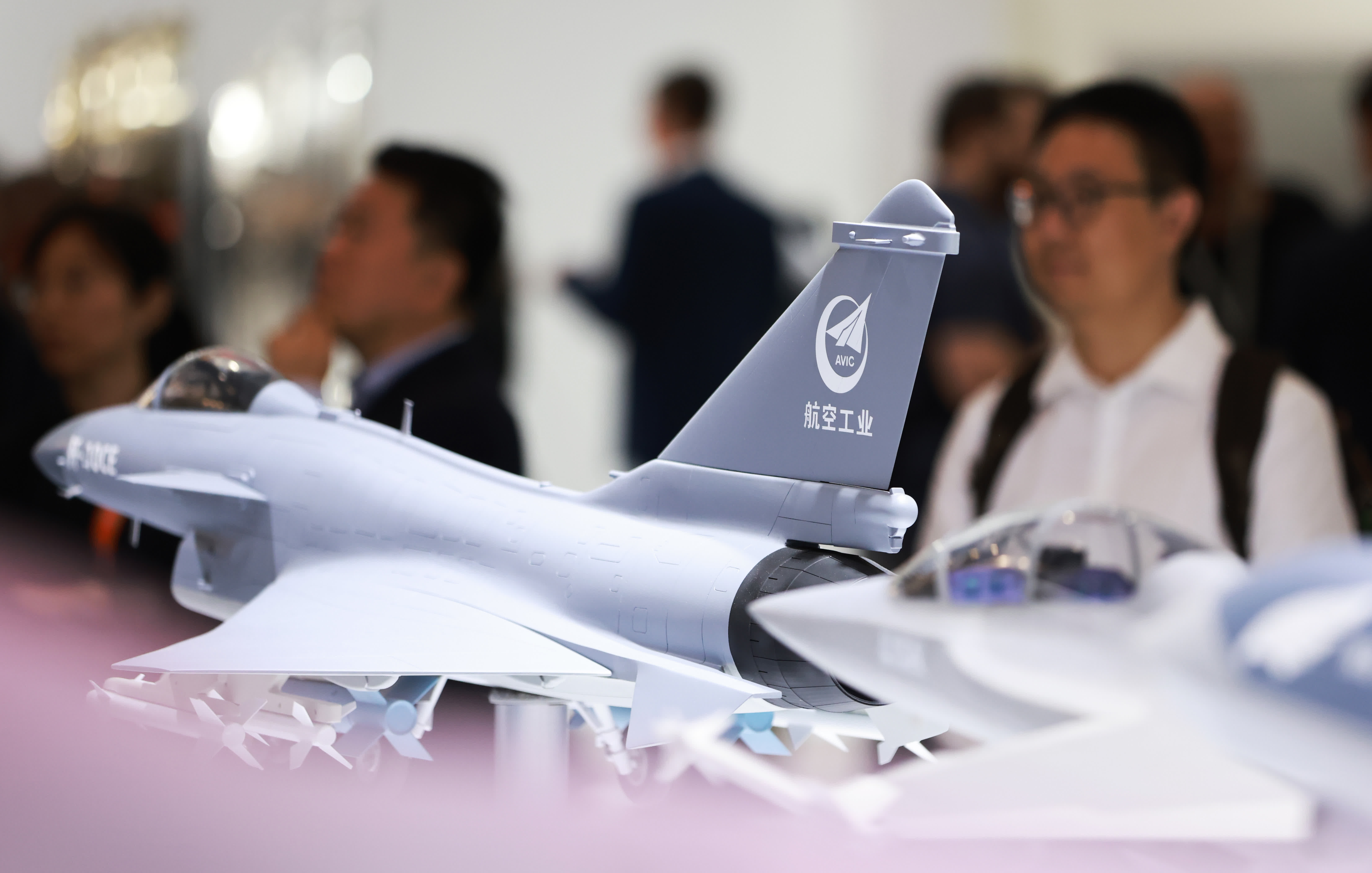 在法國巴黎近郊的布爾歇機場舉行的巴黎航展上，人們參觀中國航空工業集團展區。