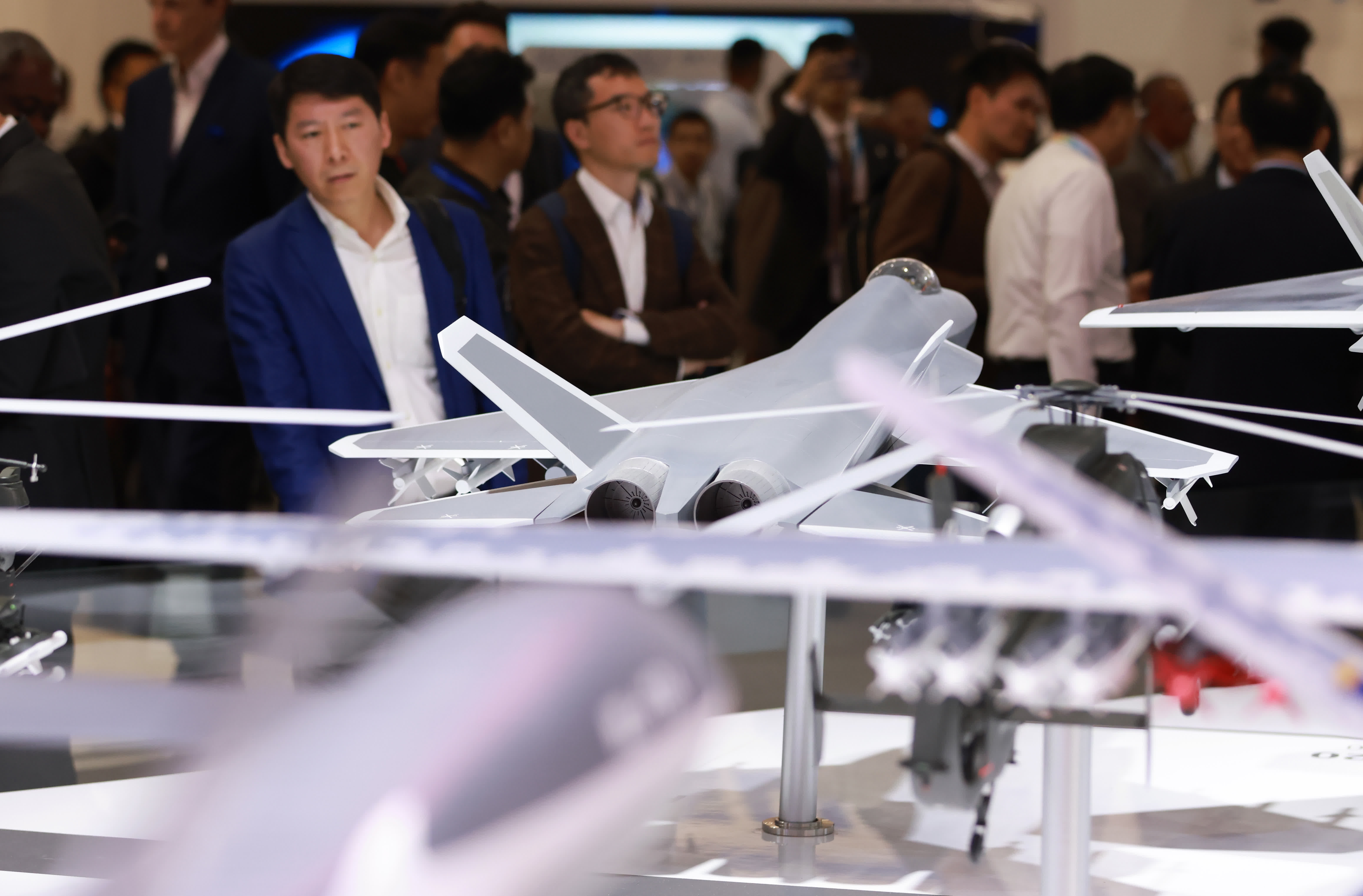 在法國巴黎近郊的布爾歇機場舉行的巴黎航展上，人們參觀中國航空工業集團展區。