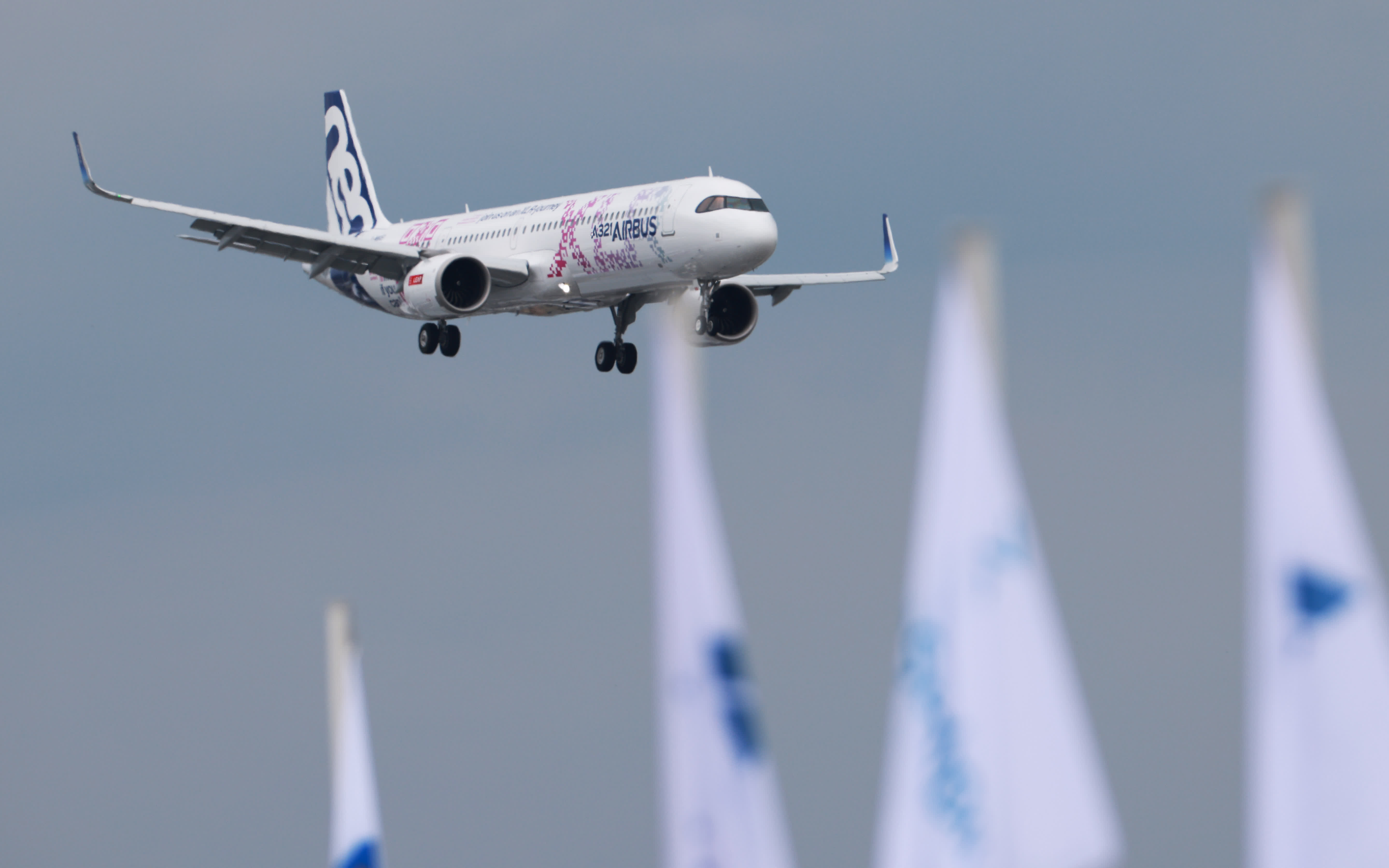 在法國巴黎近郊的布爾歇機場舉行的巴黎航展上，一架空客A321 XLR飛機進行飛行表演 。