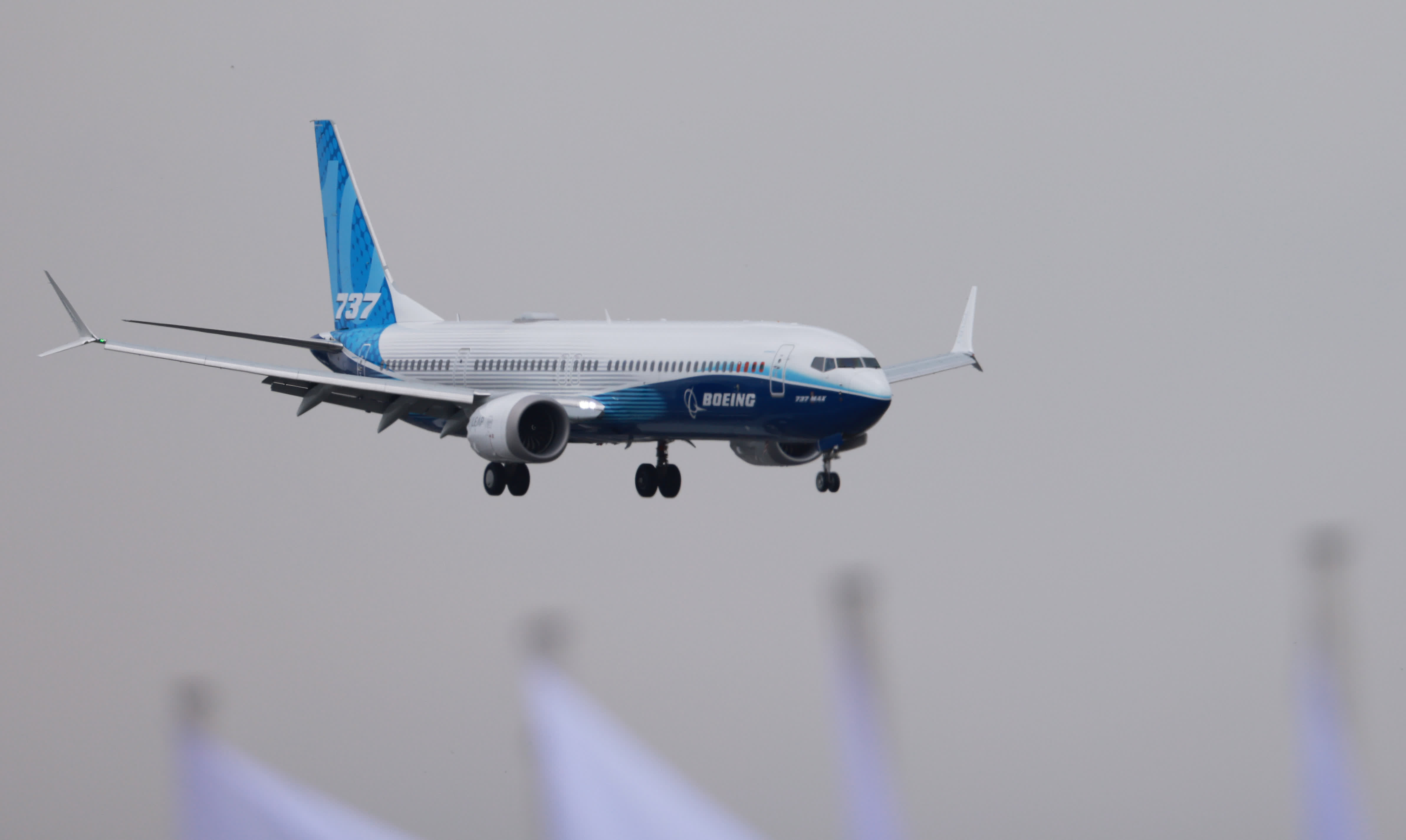 在法國巴黎近郊的布爾歇機場舉行的巴黎航展上，一架波音737 MAX飛機進行飛行表演 。