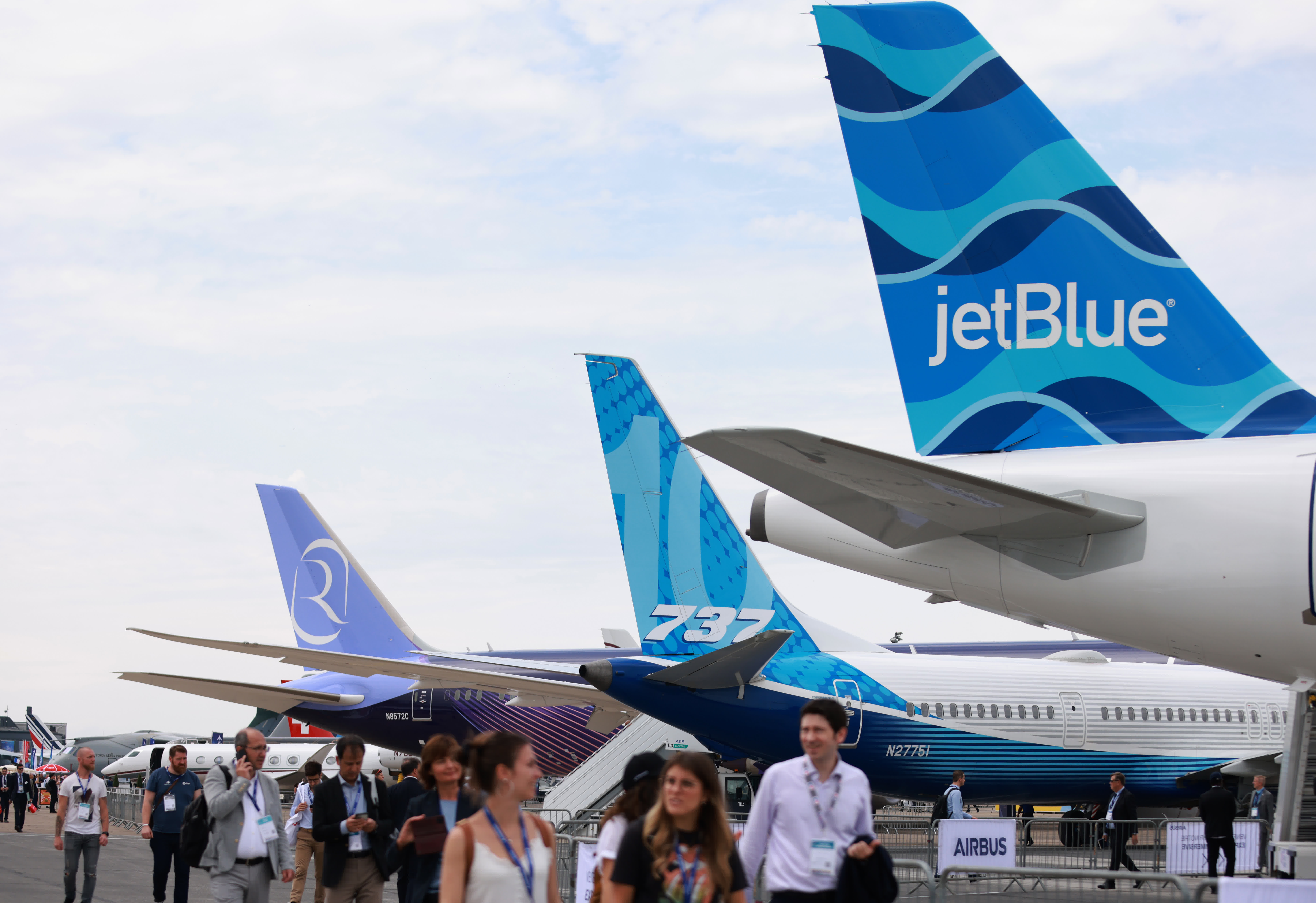 6月20日，人們在法國巴黎近郊布爾歇機場舉行的第54屆巴黎航展上參觀。（新華社）